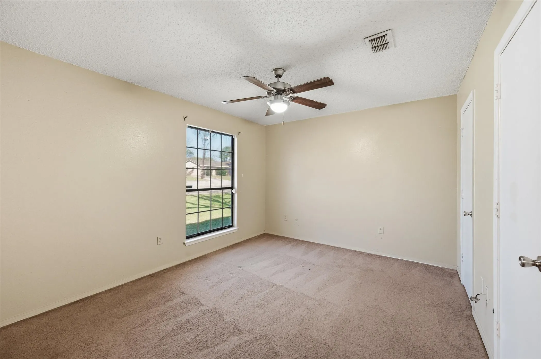 Single Family Residence For Sale in Tarrant County , 1503 N Fielder Road, Arlington, Texas 76012, 5 Bedroom, 3 Bathroom, Garage spaces, 2,658 Sqft, built in 1978, mls#21217011, Real Estate Agent in Arlington, Homes For Sale in Tarrant county, Homes For Sale in Arlington, Realtor in Arlington Texas, Real Estate Brokerage Independent Realty Texas, Luminita Cordes Realtor