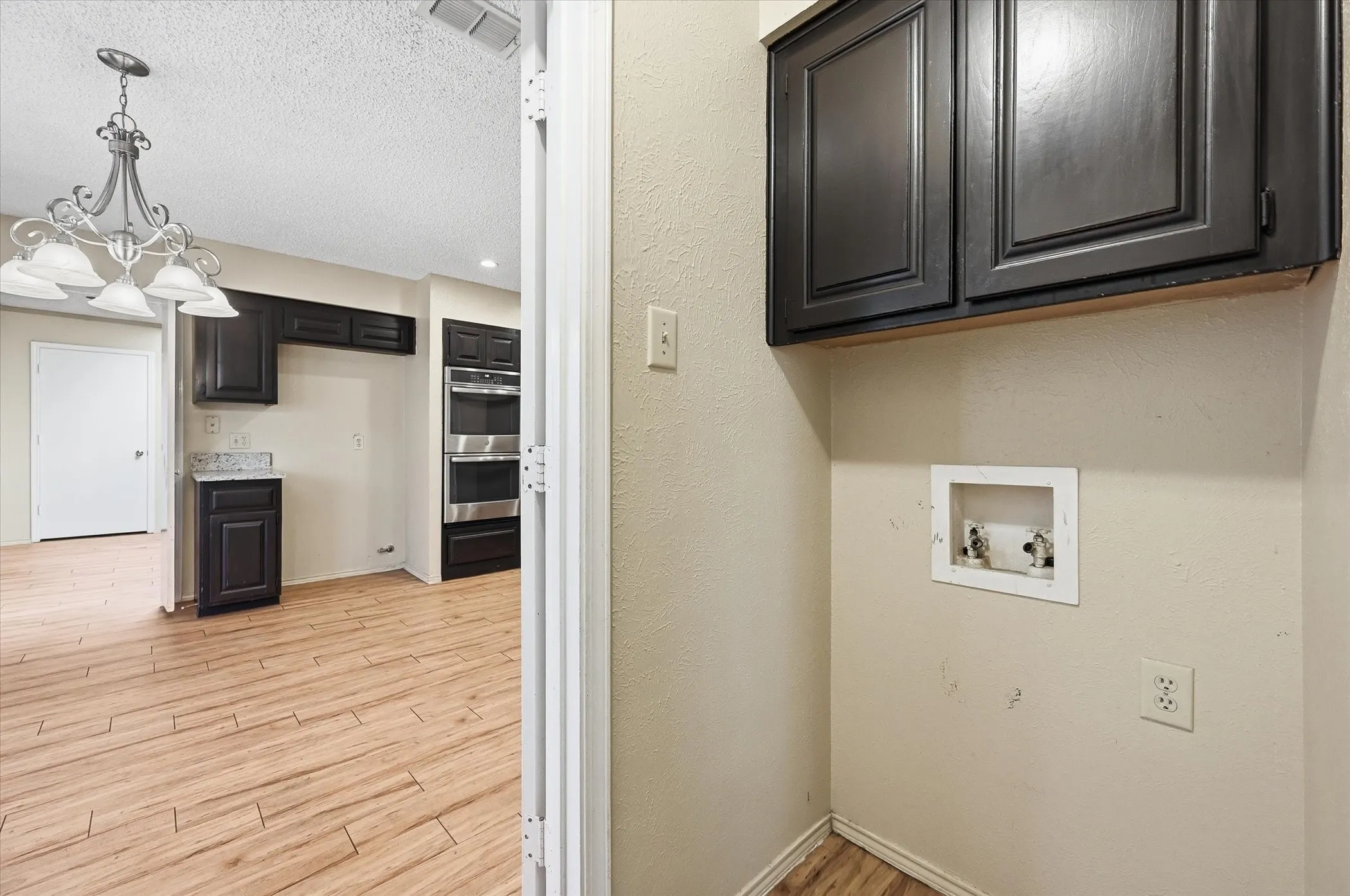 Single Family Residence For Sale in Tarrant County , 1503 N Fielder Road, Arlington, Texas 76012, 5 Bedroom, 3 Bathroom, Garage spaces, 2,658 Sqft, built in 1978, mls#21217011, Real Estate Agent in Arlington, Homes For Sale in Tarrant county, Homes For Sale in Arlington, Realtor in Arlington Texas, Real Estate Brokerage Independent Realty Texas, Luminita Cordes Realtor