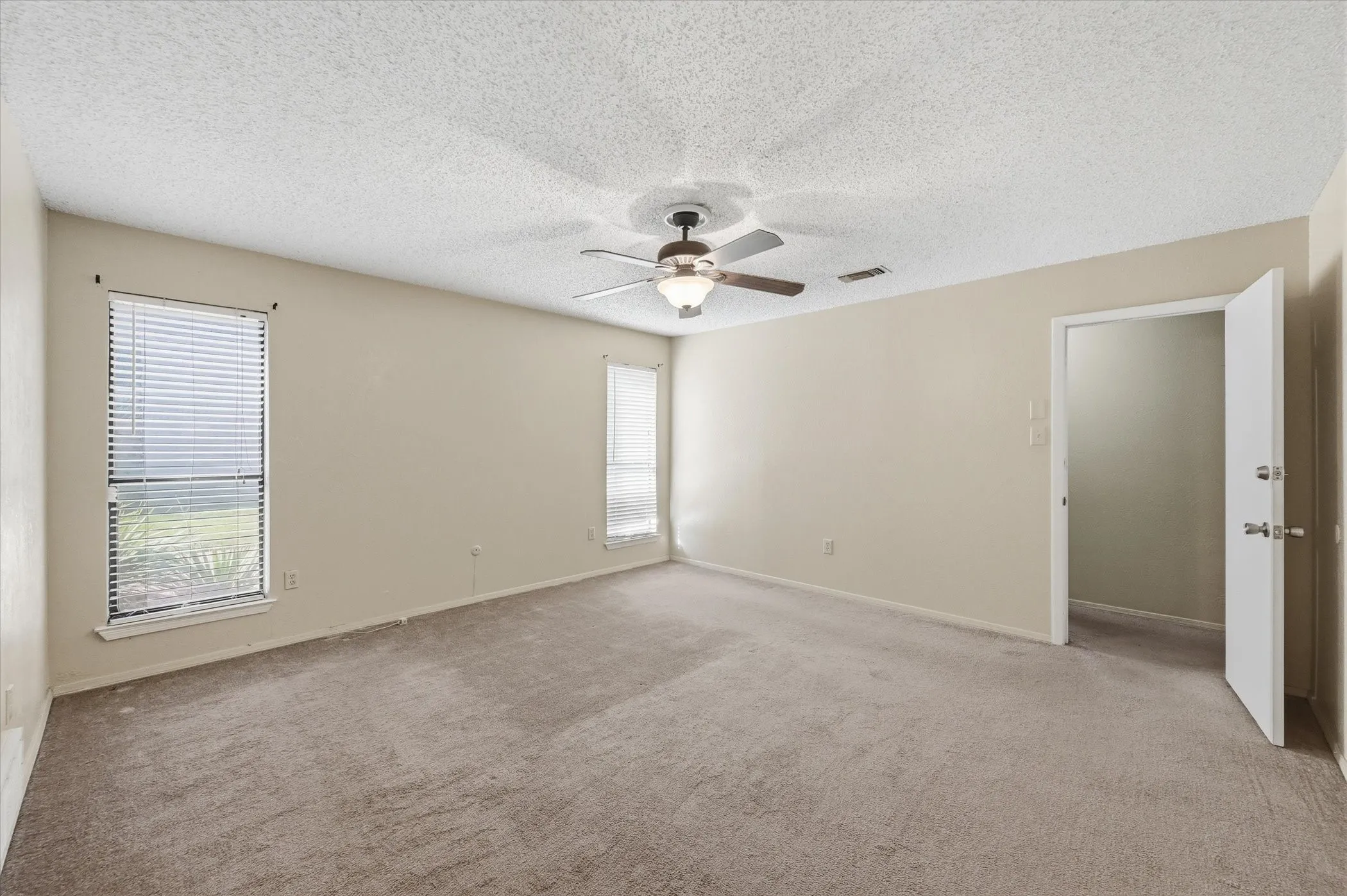Single Family Residence For Sale in Tarrant County , 1503 N Fielder Road, Arlington, Texas 76012, 5 Bedroom, 3 Bathroom, Garage spaces, 2,658 Sqft, built in 1978, mls#21217011, Real Estate Agent in Arlington, Homes For Sale in Tarrant county, Homes For Sale in Arlington, Realtor in Arlington Texas, Real Estate Brokerage Independent Realty Texas, Luminita Cordes Realtor