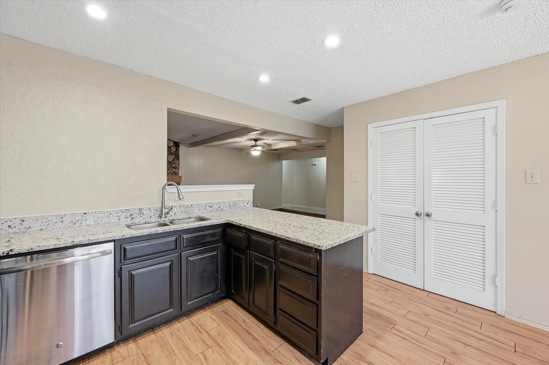 Single Family Residence For Sale in Tarrant County , 1503 N Fielder Road, Arlington, Texas 76012, 5 Bedroom, 3 Bathroom, Garage spaces, 2,658 Sqft, built in 1978, mls#21217011, Real Estate Agent in Arlington, Homes For Sale in Tarrant county, Homes For Sale in Arlington, Realtor in Arlington Texas, Real Estate Brokerage Independent Realty Texas, Luminita Cordes Realtor