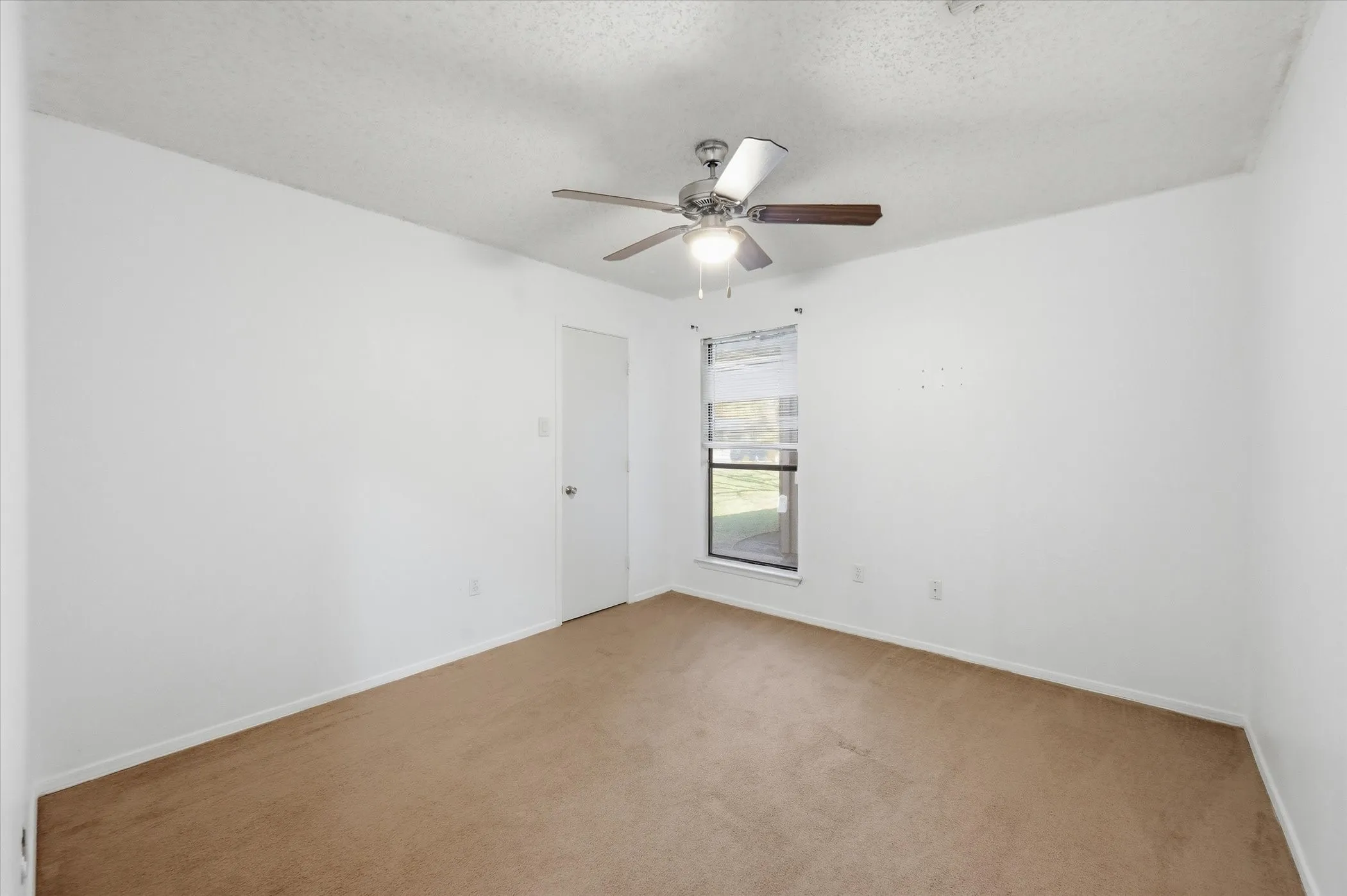 Single Family Residence For Sale in Tarrant County , 1503 N Fielder Road, Arlington, Texas 76012, 5 Bedroom, 3 Bathroom, Garage spaces, 2,658 Sqft, built in 1978, mls#21217011, Real Estate Agent in Arlington, Homes For Sale in Tarrant county, Homes For Sale in Arlington, Realtor in Arlington Texas, Real Estate Brokerage Independent Realty Texas, Luminita Cordes Realtor