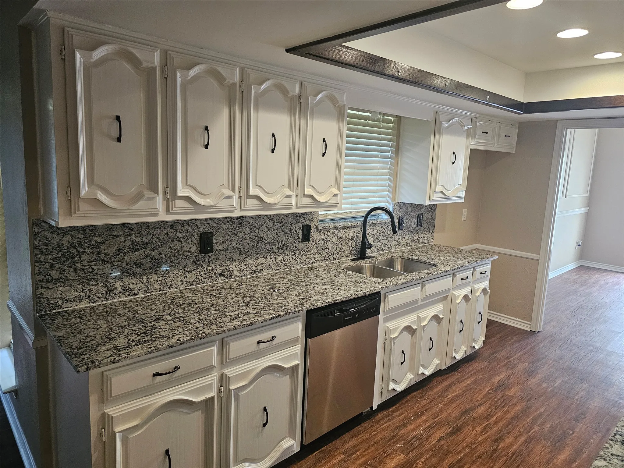 Single Family Residence For Sale in Dallas County , 1340 Grand Teton Drive, De Soto, Texas 75115, 3 Bedroom, 3 Bathroom, 2 Garage spaces, 2,349 Sqft, built in 1982, mls#21218069, Real Estate Agent in De Soto, Homes For Sale in Dallas county, Homes For Sale in De Soto, Realtor in De Soto Texas, Real Estate Brokerage Independent Realty Texas, Luminita Cordes Realtor