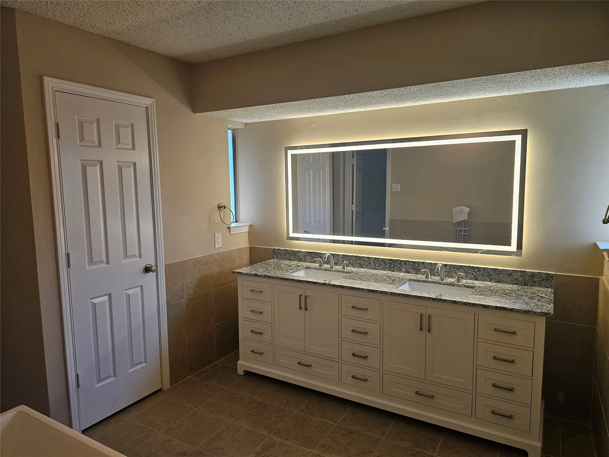 Master bath with LED lighted mirror