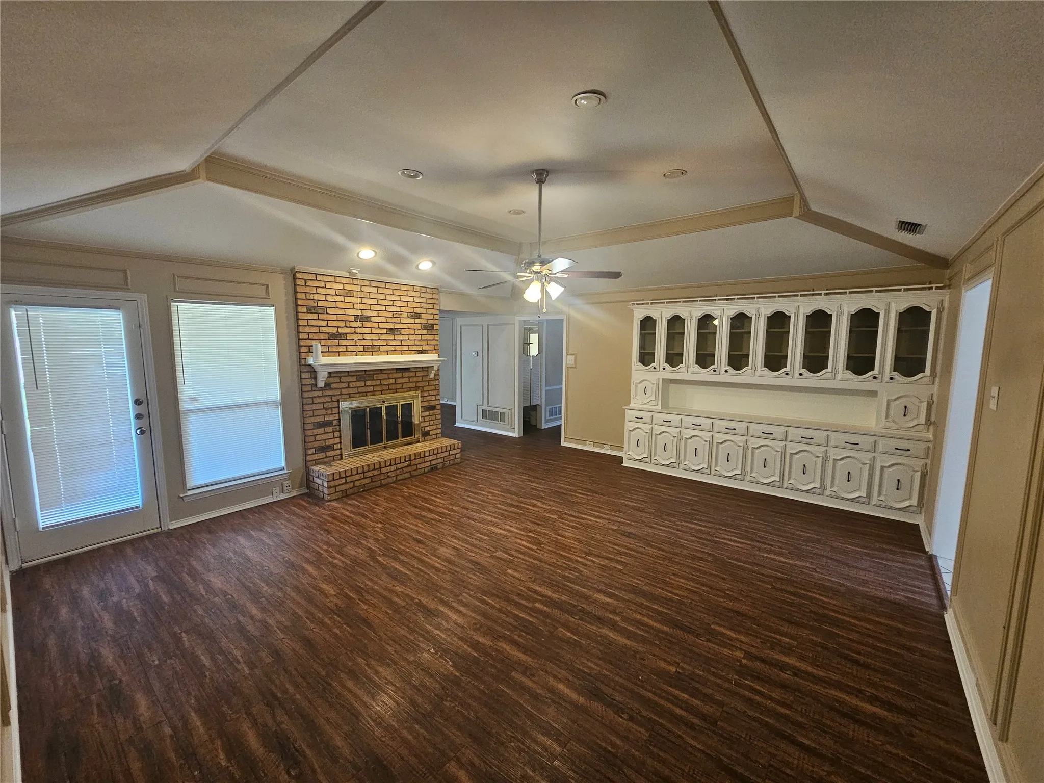 Single Family Residence For Sale in Dallas County , 1340 Grand Teton Drive, De Soto, Texas 75115, 3 Bedroom, 3 Bathroom, 2 Garage spaces, 2,349 Sqft, built in 1982, mls#21218069, Real Estate Agent in De Soto, Homes For Sale in Dallas county, Homes For Sale in De Soto, Realtor in De Soto Texas, Real Estate Brokerage Independent Realty Texas, Luminita Cordes Realtor