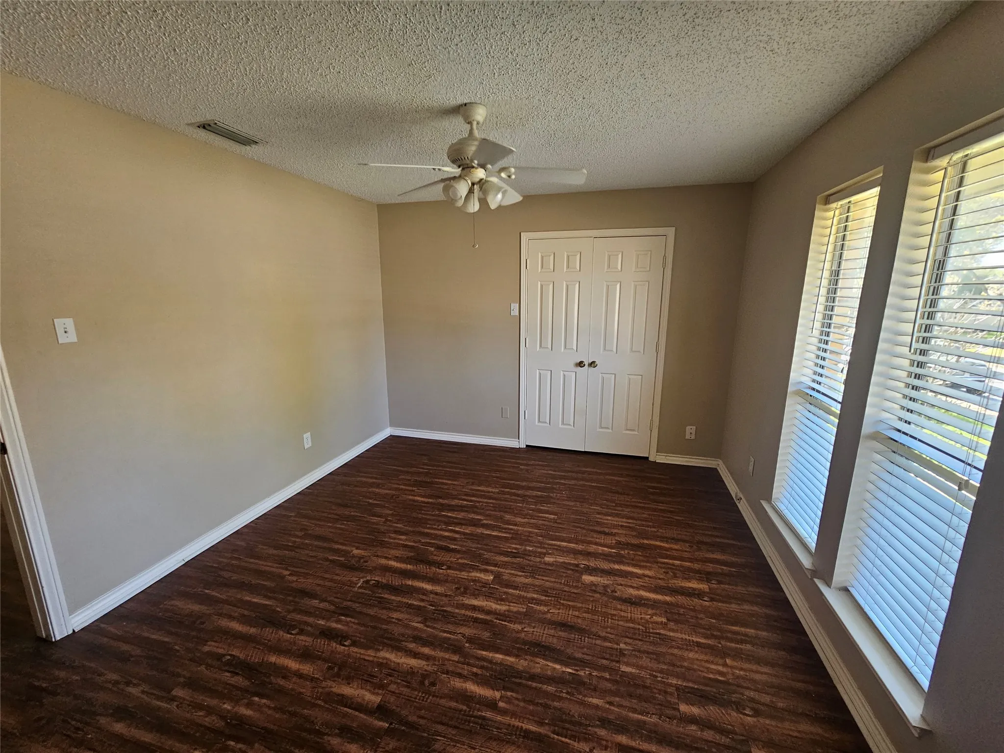 Single Family Residence For Sale in Dallas County , 1340 Grand Teton Drive, De Soto, Texas 75115, 3 Bedroom, 3 Bathroom, 2 Garage spaces, 2,349 Sqft, built in 1982, mls#21218069, Real Estate Agent in De Soto, Homes For Sale in Dallas county, Homes For Sale in De Soto, Realtor in De Soto Texas, Real Estate Brokerage Independent Realty Texas, Luminita Cordes Realtor