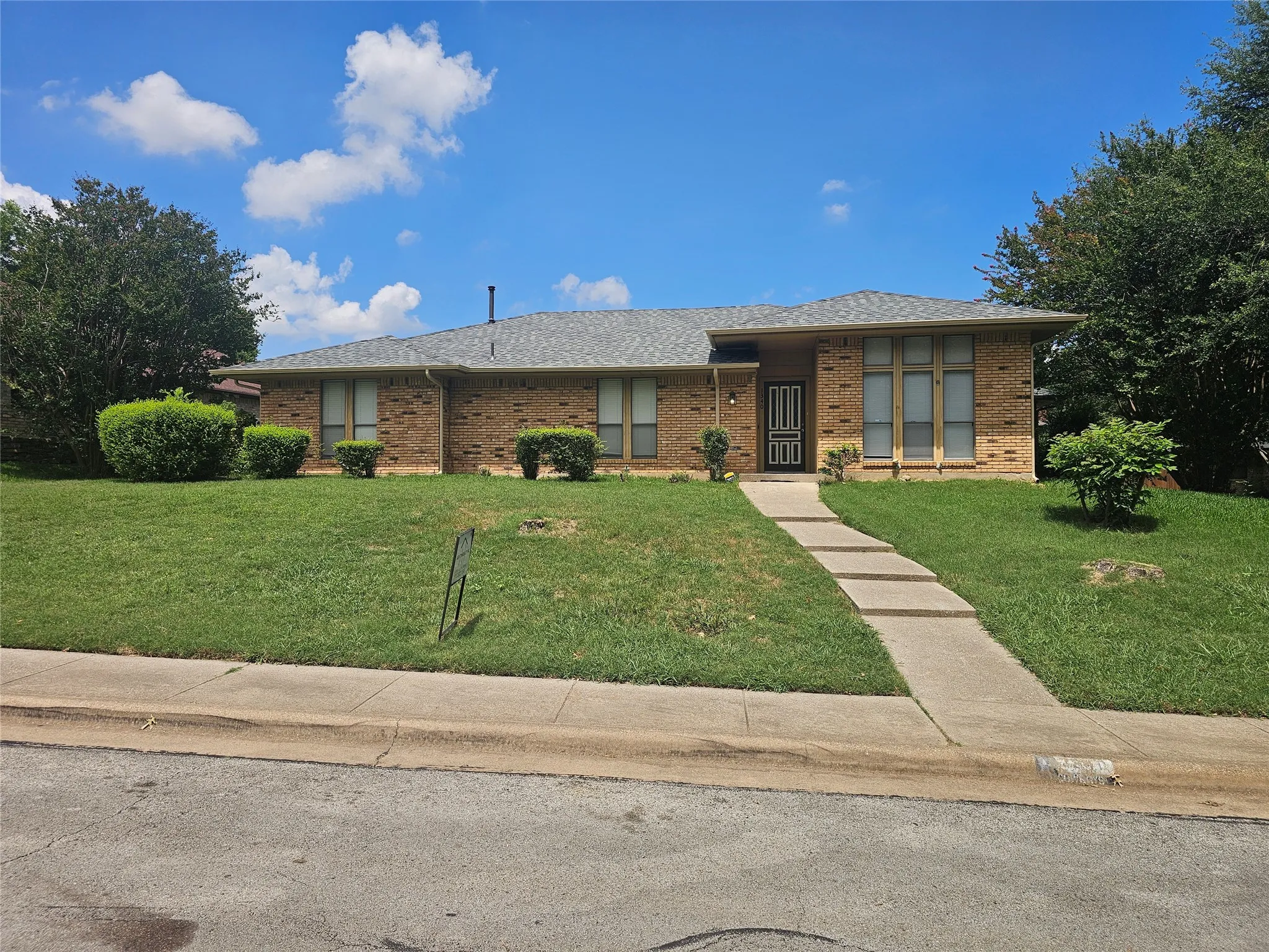 Single Family Residence For Sale in Dallas County , 1340 Grand Teton Drive, De Soto, Texas 75115, 3 Bedroom, 3 Bathroom, 2 Garage spaces, 2,349 Sqft, built in 1982, mls#21218069, Real Estate Agent in De Soto, Homes For Sale in Dallas county, Homes For Sale in De Soto, Realtor in De Soto Texas, Real Estate Brokerage Independent Realty Texas, Luminita Cordes Realtor