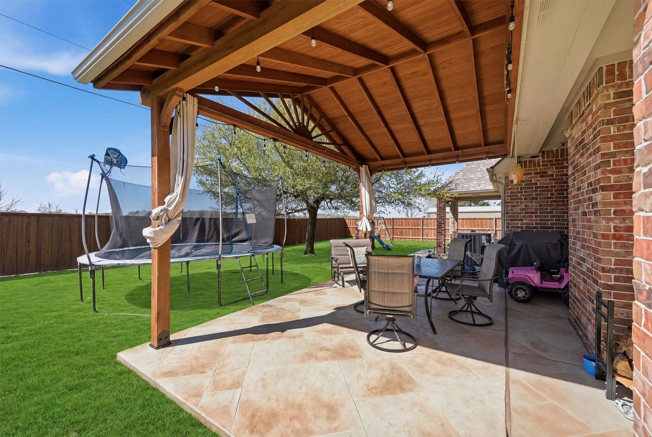 Single Family Residence For Sale in Grayson County , 3712 Melrose Trail, Sherman, Texas 75090, 3 Bedroom, 3 Bathroom, 2 Garage spaces, 2,066 Sqft, built in 2007, Preowned, mls#21214261, Real Estate Agent in Sherman, Homes For Sale in Grayson county, Homes For Sale in Sherman, Realtor in Sherman Texas, Real Estate Brokerage Independent Realty Texas, Luminita Cordes Realtor
