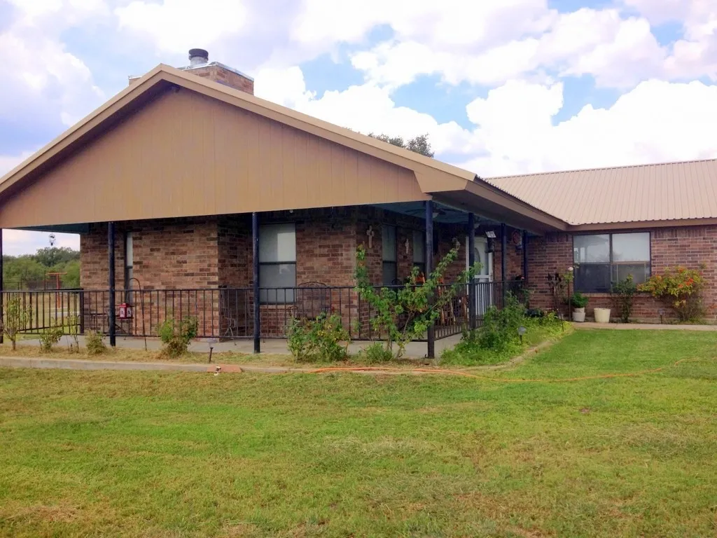 Single Family Residence For Sale in Callahan County , 12831 Fm-880, Cross Plains, Texas 76443, 3 Bedrooms, 2 Bathrooms, 2 Garage spaces, 2,376 Sqft, built in 1998, Preowned, Price $599,900, mls#21217317, Real Estate Agent in Cross Plains, Homes For Sale in Callahan county, Homes For Sale in Cross Plains, Realtor in Cross Plains Texas, Real Estate Brokerage Independent Realty Texas, Luminita Cordes Realtor