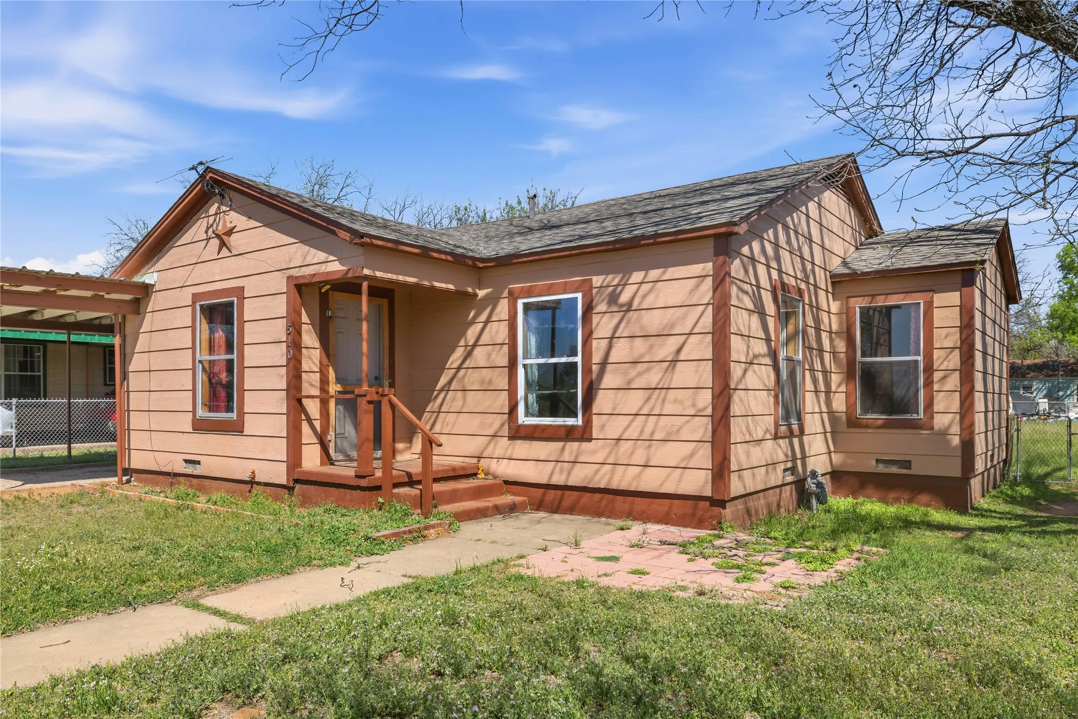 Single Family Residence For Sale in Brown County , 510 Medcalf Street, Bangs, Texas 76823, 2 Bedroom, 1 Bathroom, Garage spaces, 918 Sqft, built in 0, mls#21216630, Real Estate Agent in Bangs, Homes For Sale in Brown county, Homes For Sale in Bangs, Realtor in Bangs Texas, Real Estate Brokerage Independent Realty Texas, Luminita Cordes Realtor