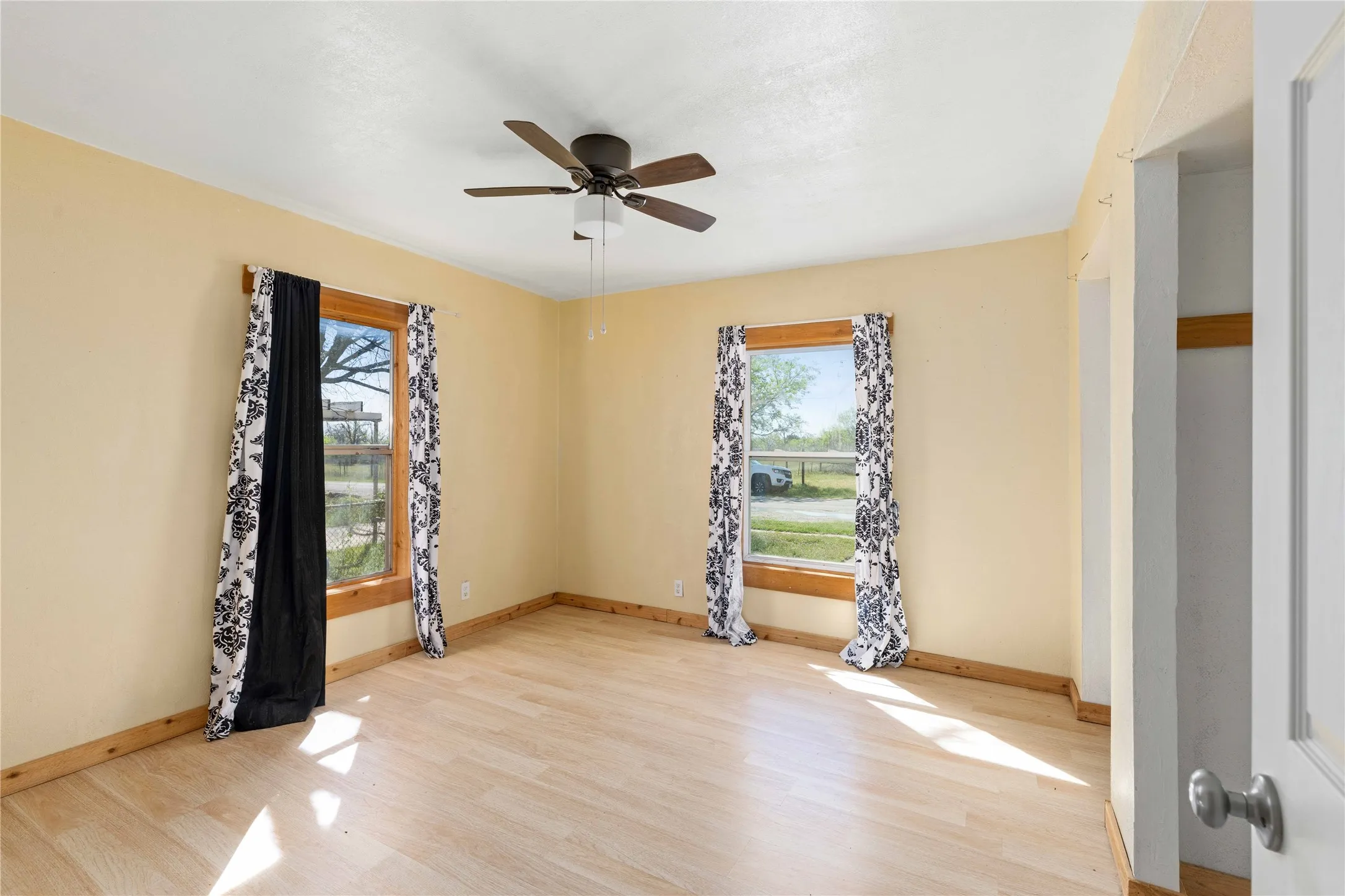 Single Family Residence For Sale in Brown County , 510 Medcalf Street, Bangs, Texas 76823, 2 Bedroom, 1 Bathroom, Garage spaces, 918 Sqft, built in 0, mls#21216630, Real Estate Agent in Bangs, Homes For Sale in Brown county, Homes For Sale in Bangs, Realtor in Bangs Texas, Real Estate Brokerage Independent Realty Texas, Luminita Cordes Realtor