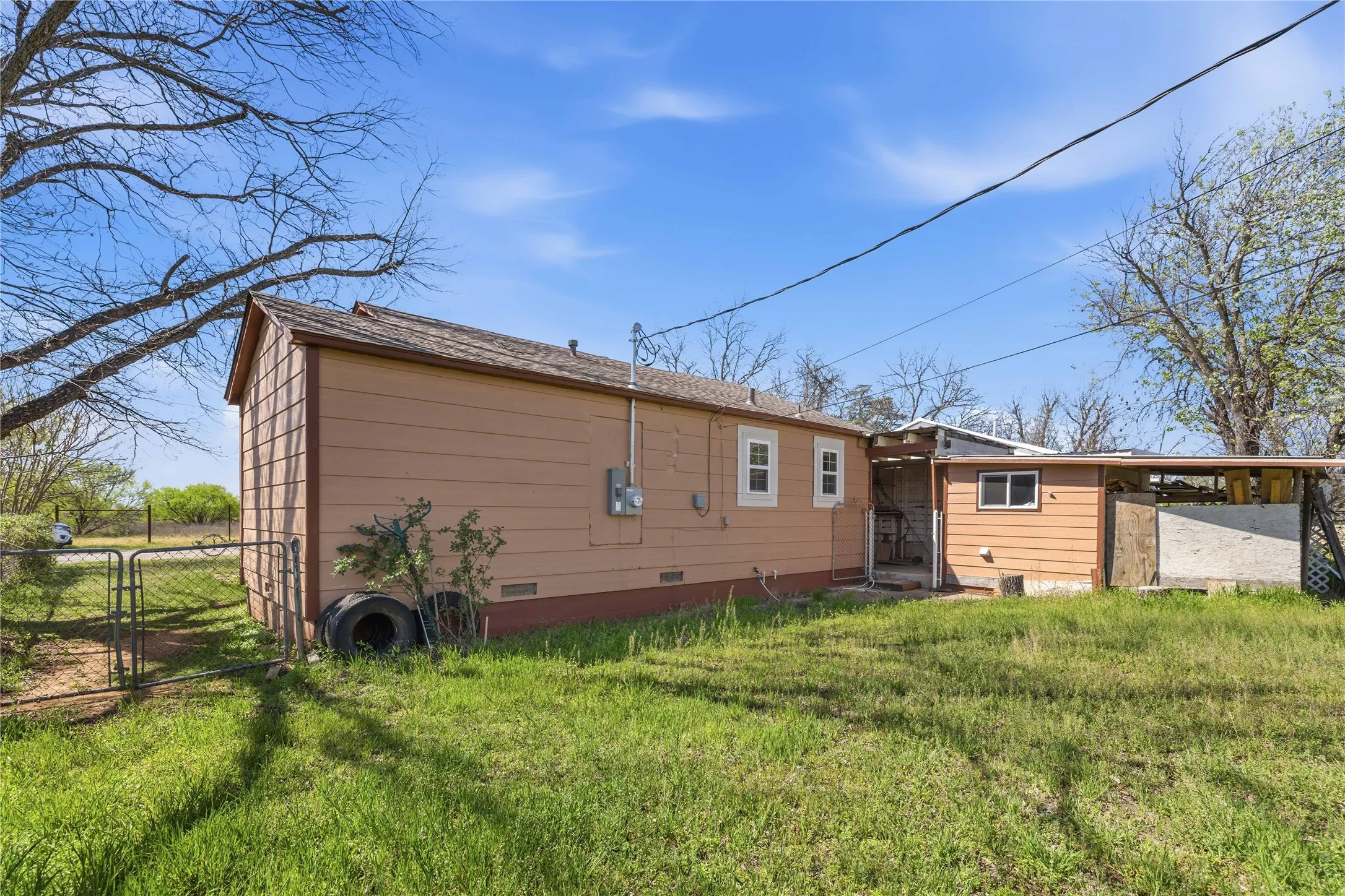 Single Family Residence For Sale in Brown County , 510 Medcalf Street, Bangs, Texas 76823, 2 Bedroom, 1 Bathroom, Garage spaces, 918 Sqft, built in 0, mls#21216630, Real Estate Agent in Bangs, Homes For Sale in Brown county, Homes For Sale in Bangs, Realtor in Bangs Texas, Real Estate Brokerage Independent Realty Texas, Luminita Cordes Realtor