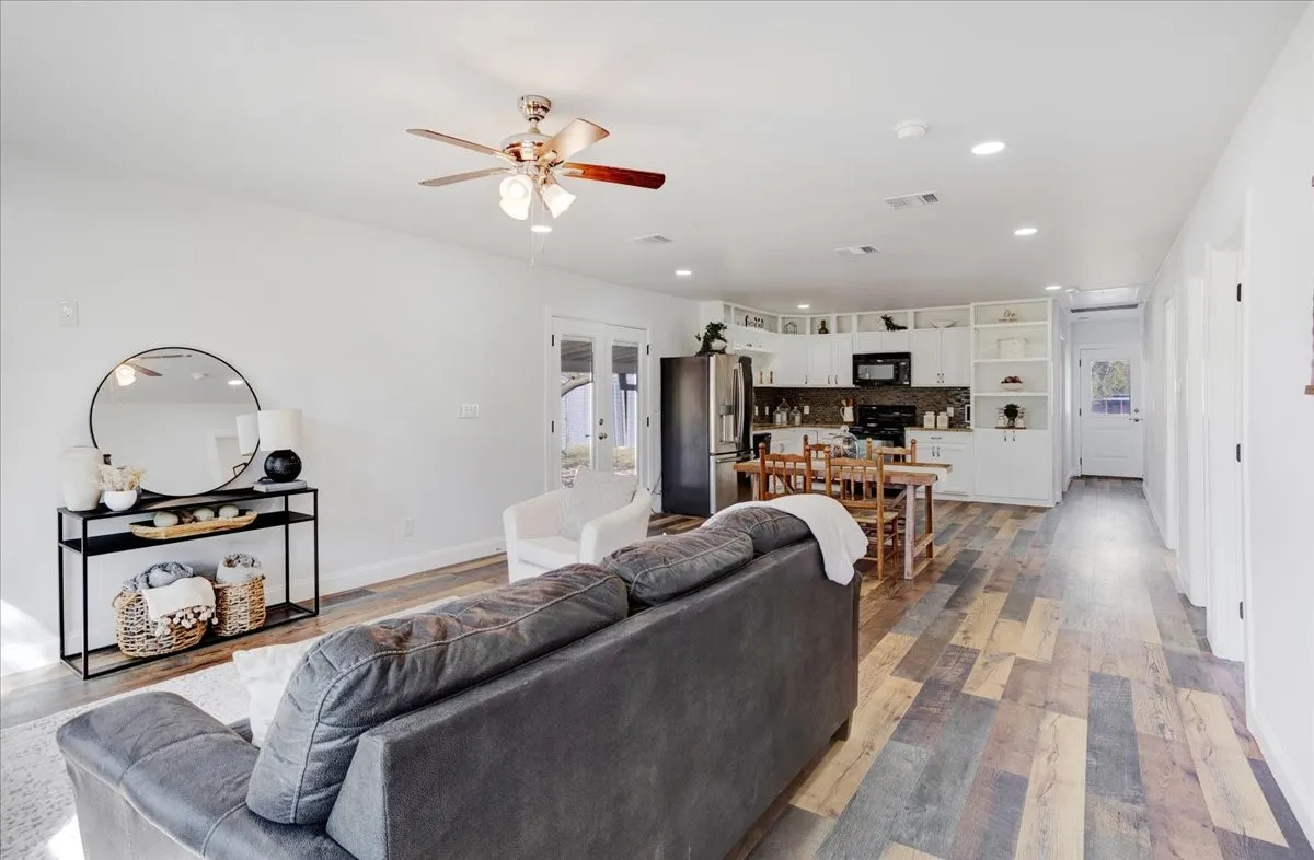 Single Family Residence For Sale in Fannin County , 402 W Sam Rayburn Road, Ector, Texas 75439, 3 Bedrooms, 2 Bathrooms, Garage spaces, 1,206 Sqft, built in 1940, Price $469,000, mls#21218219, Real Estate Agent in Ector, Homes For Sale in Fannin county, Homes For Sale in Ector, Realtor in Ector Texas, Real Estate Brokerage Independent Realty Texas, Luminita Cordes Realtor