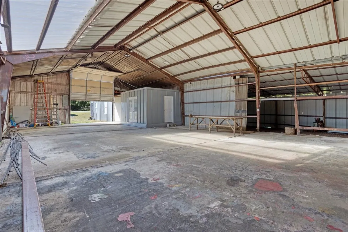 Single Family Residence For Sale in Fannin County , 402 W Sam Rayburn Road, Ector, Texas 75439, 3 Bedrooms, 2 Bathrooms, Garage spaces, 1,206 Sqft, built in 1940, Price $469,000, mls#21218219, Real Estate Agent in Ector, Homes For Sale in Fannin county, Homes For Sale in Ector, Realtor in Ector Texas, Real Estate Brokerage Independent Realty Texas, Luminita Cordes Realtor