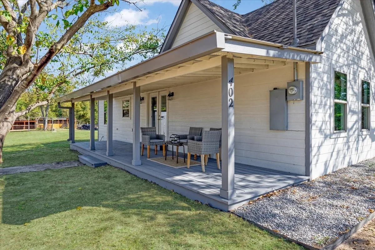 Single Family Residence For Sale in Fannin County , 402 W Sam Rayburn Road, Ector, Texas 75439, 3 Bedrooms, 2 Bathrooms, Garage spaces, 1,206 Sqft, built in 1940, Price $469,000, mls#21218219, Real Estate Agent in Ector, Homes For Sale in Fannin county, Homes For Sale in Ector, Realtor in Ector Texas, Real Estate Brokerage Independent Realty Texas, Luminita Cordes Realtor