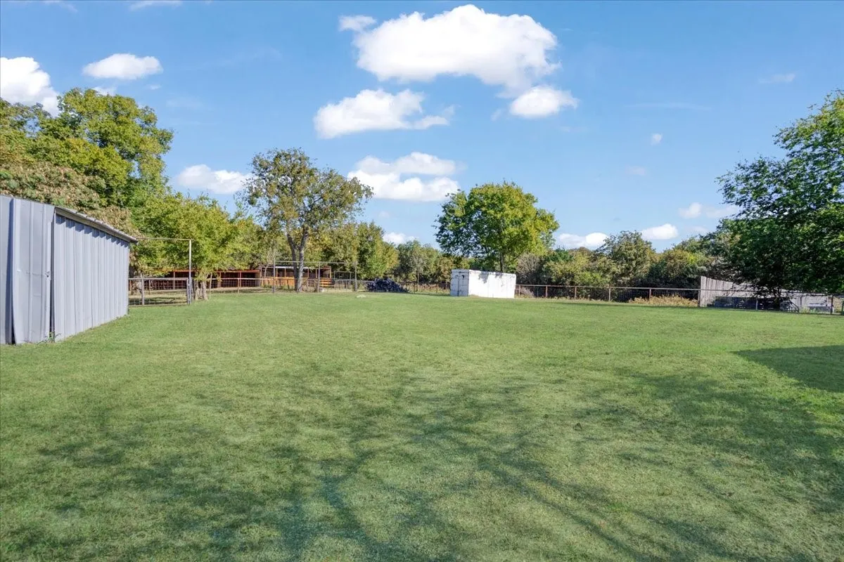 Single Family Residence For Sale in Fannin County , 402 W Sam Rayburn Road, Ector, Texas 75439, 3 Bedrooms, 2 Bathrooms, Garage spaces, 1,206 Sqft, built in 1940, Price $469,000, mls#21218219, Real Estate Agent in Ector, Homes For Sale in Fannin county, Homes For Sale in Ector, Realtor in Ector Texas, Real Estate Brokerage Independent Realty Texas, Luminita Cordes Realtor
