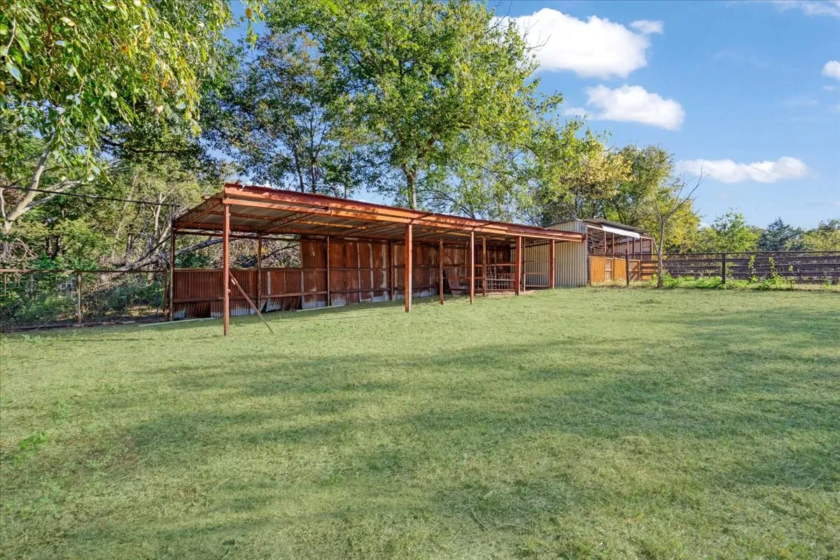 Single Family Residence For Sale in Fannin County , 402 W Sam Rayburn Road, Ector, Texas 75439, 3 Bedrooms, 2 Bathrooms, Garage spaces, 1,206 Sqft, built in 1940, Price $469,000, mls#21218219, Real Estate Agent in Ector, Homes For Sale in Fannin county, Homes For Sale in Ector, Realtor in Ector Texas, Real Estate Brokerage Independent Realty Texas, Luminita Cordes Realtor