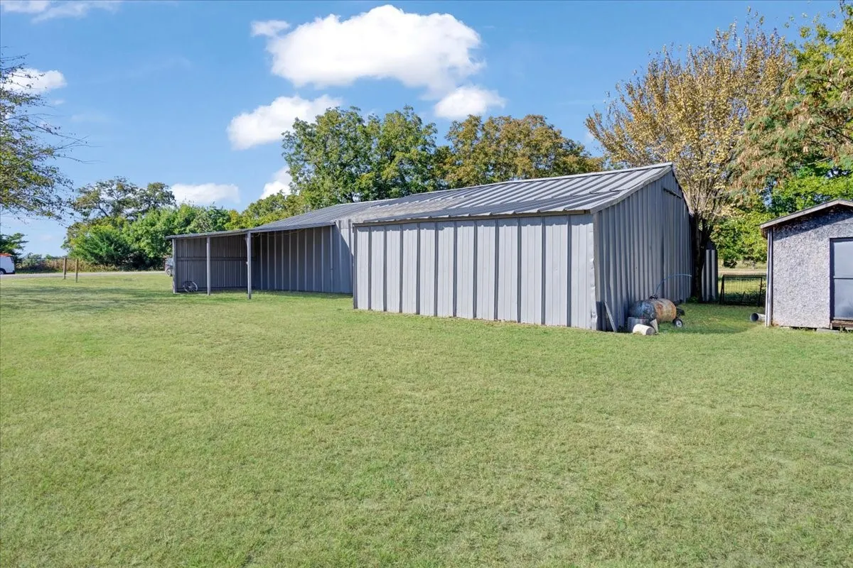 Single Family Residence For Sale in Fannin County , 402 W Sam Rayburn Road, Ector, Texas 75439, 3 Bedrooms, 2 Bathrooms, Garage spaces, 1,206 Sqft, built in 1940, Price $469,000, mls#21218219, Real Estate Agent in Ector, Homes For Sale in Fannin county, Homes For Sale in Ector, Realtor in Ector Texas, Real Estate Brokerage Independent Realty Texas, Luminita Cordes Realtor