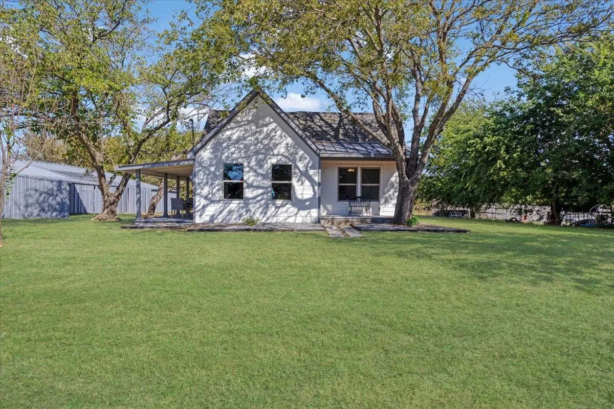 Single Family Residence For Sale in Fannin County , 402 W Sam Rayburn Road, Ector, Texas 75439, 3 Bedrooms, 2 Bathrooms, Garage spaces, 1,206 Sqft, built in 1940, Price $469,000, mls#21218219, Real Estate Agent in Ector, Homes For Sale in Fannin county, Homes For Sale in Ector, Realtor in Ector Texas, Real Estate Brokerage Independent Realty Texas, Luminita Cordes Realtor