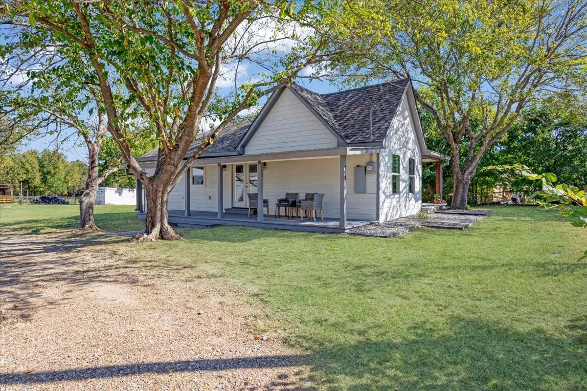 Single Family Residence For Sale in Fannin County , 402 W Sam Rayburn Road, Ector, Texas 75439, 3 Bedrooms, 2 Bathrooms, Garage spaces, 1,206 Sqft, built in 1940, Price $469,000, mls#21218219, Real Estate Agent in Ector, Homes For Sale in Fannin county, Homes For Sale in Ector, Realtor in Ector Texas, Real Estate Brokerage Independent Realty Texas, Luminita Cordes Realtor