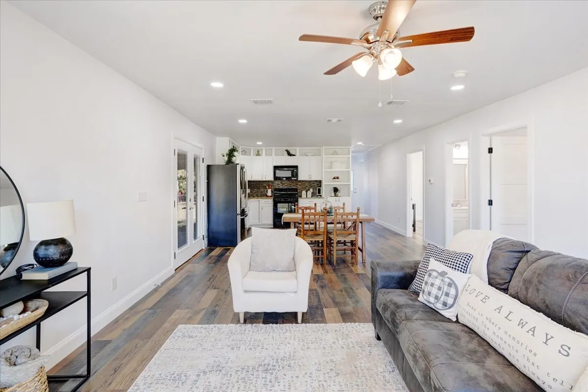 Single Family Residence For Sale in Fannin County , 402 W Sam Rayburn Road, Ector, Texas 75439, 3 Bedrooms, 2 Bathrooms, Garage spaces, 1,206 Sqft, built in 1940, Price $469,000, mls#21218219, Real Estate Agent in Ector, Homes For Sale in Fannin county, Homes For Sale in Ector, Realtor in Ector Texas, Real Estate Brokerage Independent Realty Texas, Luminita Cordes Realtor