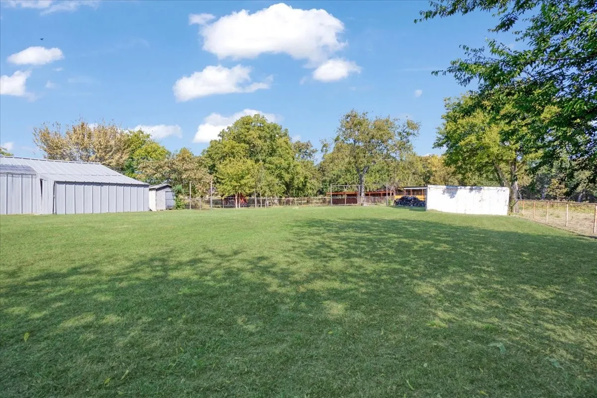 Single Family Residence For Sale in Fannin County , 402 W Sam Rayburn Road, Ector, Texas 75439, 3 Bedrooms, 2 Bathrooms, Garage spaces, 1,206 Sqft, built in 1940, Price $469,000, mls#21218219, Real Estate Agent in Ector, Homes For Sale in Fannin county, Homes For Sale in Ector, Realtor in Ector Texas, Real Estate Brokerage Independent Realty Texas, Luminita Cordes Realtor
