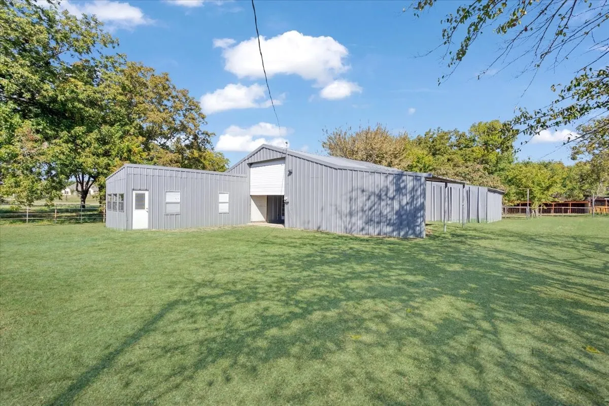 Single Family Residence For Sale in Fannin County , 402 W Sam Rayburn Road, Ector, Texas 75439, 3 Bedrooms, 2 Bathrooms, Garage spaces, 1,206 Sqft, built in 1940, Price $469,000, mls#21218219, Real Estate Agent in Ector, Homes For Sale in Fannin county, Homes For Sale in Ector, Realtor in Ector Texas, Real Estate Brokerage Independent Realty Texas, Luminita Cordes Realtor