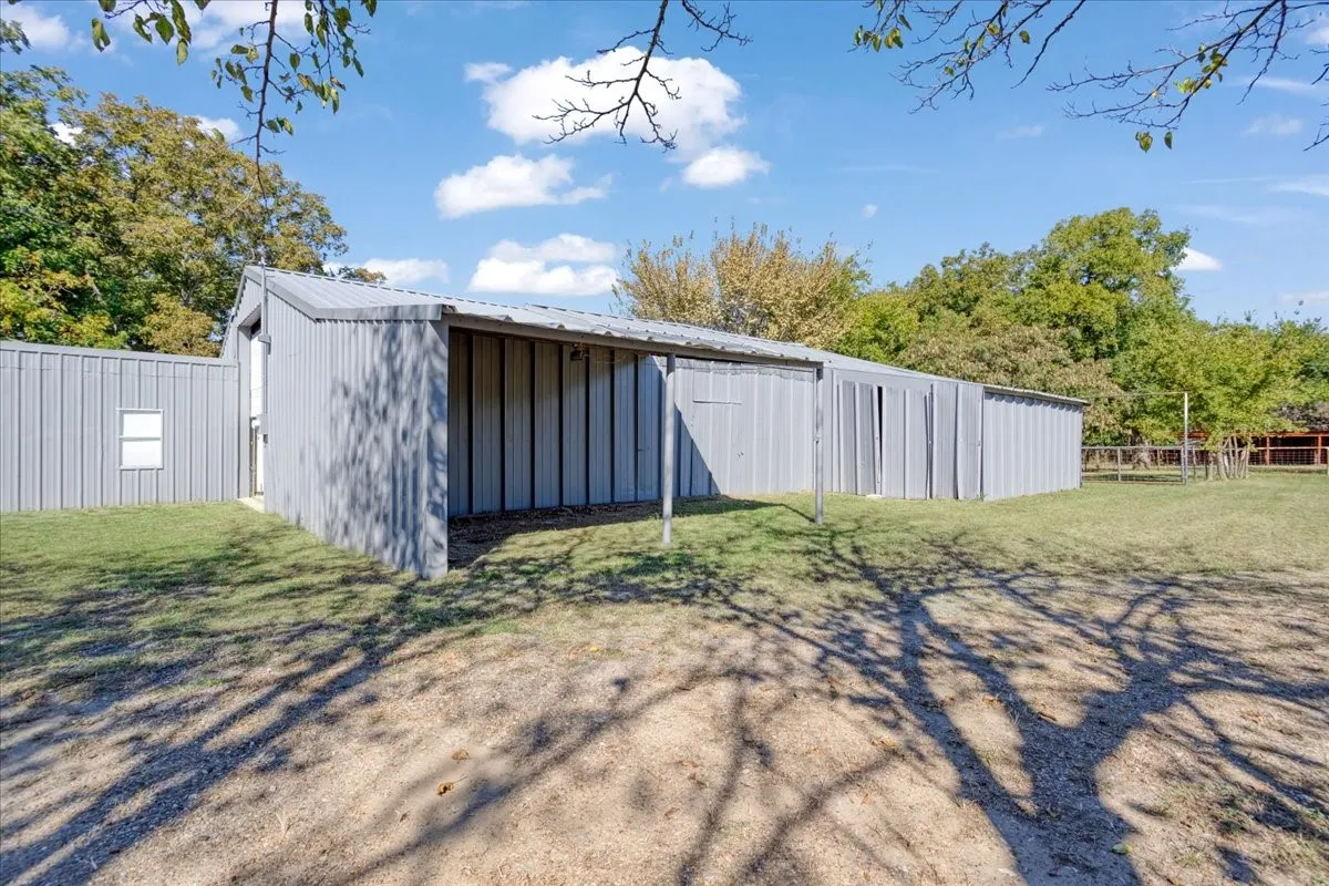 Single Family Residence For Sale in Fannin County , 402 W Sam Rayburn Road, Ector, Texas 75439, 3 Bedrooms, 2 Bathrooms, Garage spaces, 1,206 Sqft, built in 1940, Price $469,000, mls#21218219, Real Estate Agent in Ector, Homes For Sale in Fannin county, Homes For Sale in Ector, Realtor in Ector Texas, Real Estate Brokerage Independent Realty Texas, Luminita Cordes Realtor