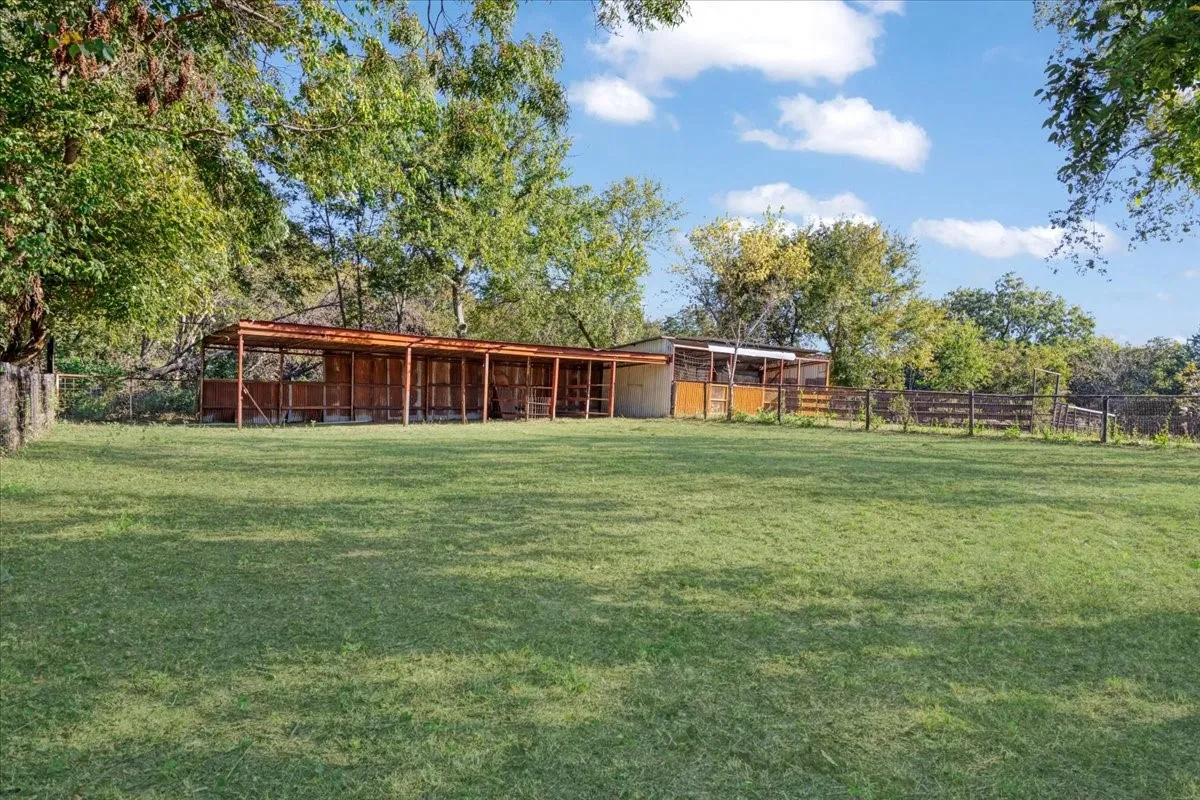 Single Family Residence For Sale in Fannin County , 402 W Sam Rayburn Road, Ector, Texas 75439, 3 Bedrooms, 2 Bathrooms, Garage spaces, 1,206 Sqft, built in 1940, Price $469,000, mls#21218219, Real Estate Agent in Ector, Homes For Sale in Fannin county, Homes For Sale in Ector, Realtor in Ector Texas, Real Estate Brokerage Independent Realty Texas, Luminita Cordes Realtor