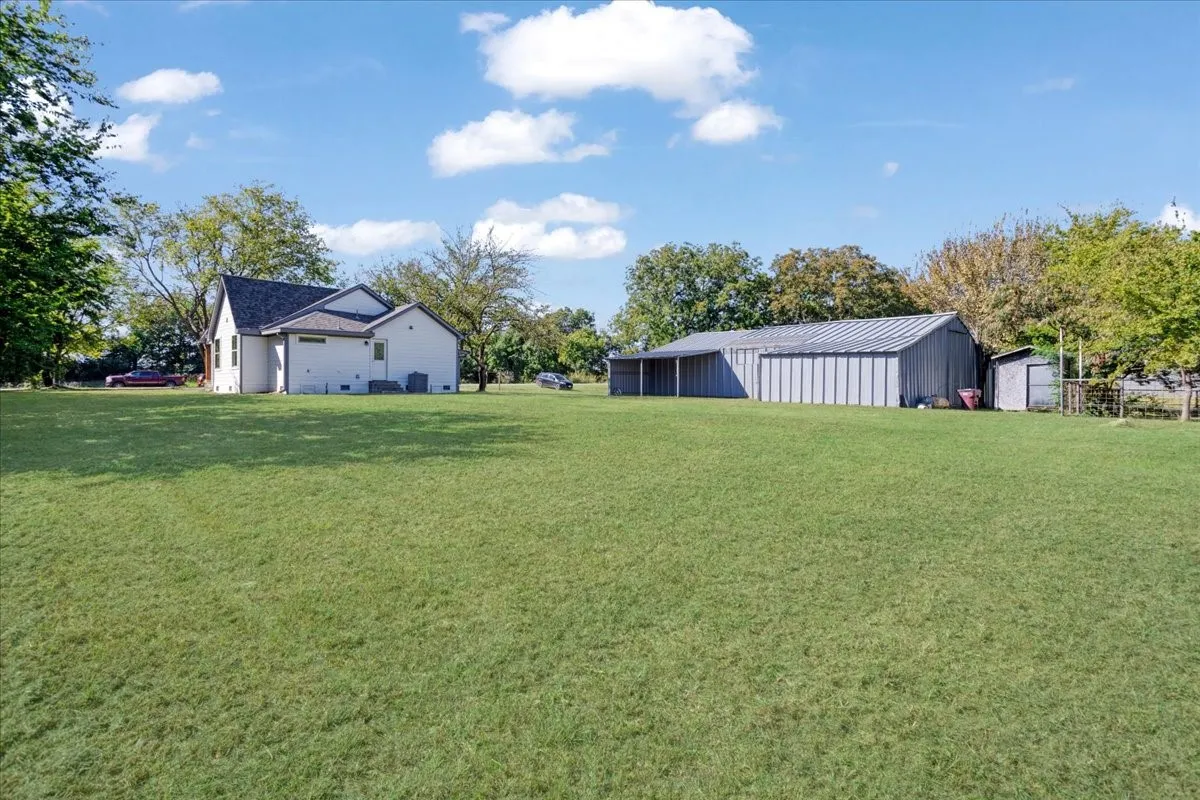 Single Family Residence For Sale in Fannin County , 402 W Sam Rayburn Road, Ector, Texas 75439, 3 Bedrooms, 2 Bathrooms, Garage spaces, 1,206 Sqft, built in 1940, Price $469,000, mls#21218219, Real Estate Agent in Ector, Homes For Sale in Fannin county, Homes For Sale in Ector, Realtor in Ector Texas, Real Estate Brokerage Independent Realty Texas, Luminita Cordes Realtor