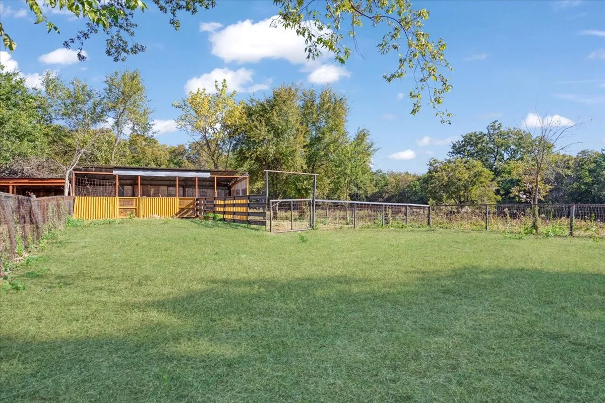Single Family Residence For Sale in Fannin County , 402 W Sam Rayburn Road, Ector, Texas 75439, 3 Bedrooms, 2 Bathrooms, Garage spaces, 1,206 Sqft, built in 1940, Price $469,000, mls#21218219, Real Estate Agent in Ector, Homes For Sale in Fannin county, Homes For Sale in Ector, Realtor in Ector Texas, Real Estate Brokerage Independent Realty Texas, Luminita Cordes Realtor