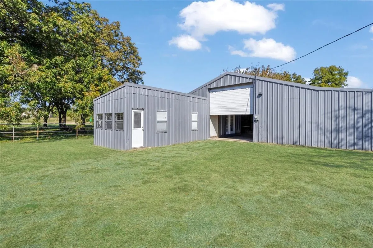 Single Family Residence For Sale in Fannin County , 402 W Sam Rayburn Road, Ector, Texas 75439, 3 Bedrooms, 2 Bathrooms, Garage spaces, 1,206 Sqft, built in 1940, Price $469,000, mls#21218219, Real Estate Agent in Ector, Homes For Sale in Fannin county, Homes For Sale in Ector, Realtor in Ector Texas, Real Estate Brokerage Independent Realty Texas, Luminita Cordes Realtor