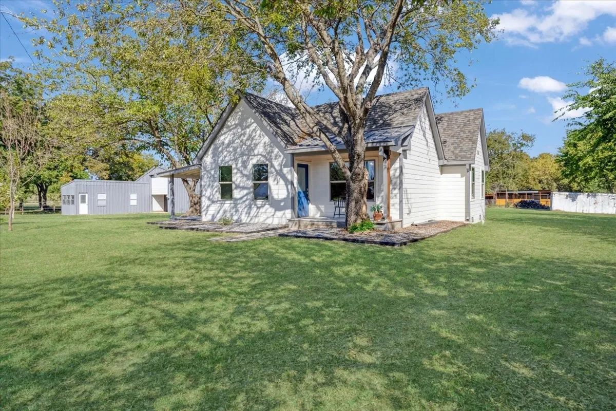 Single Family Residence For Sale in Fannin County , 402 W Sam Rayburn Road, Ector, Texas 75439, 3 Bedrooms, 2 Bathrooms, Garage spaces, 1,206 Sqft, built in 1940, Price $469,000, mls#21218219, Real Estate Agent in Ector, Homes For Sale in Fannin county, Homes For Sale in Ector, Realtor in Ector Texas, Real Estate Brokerage Independent Realty Texas, Luminita Cordes Realtor