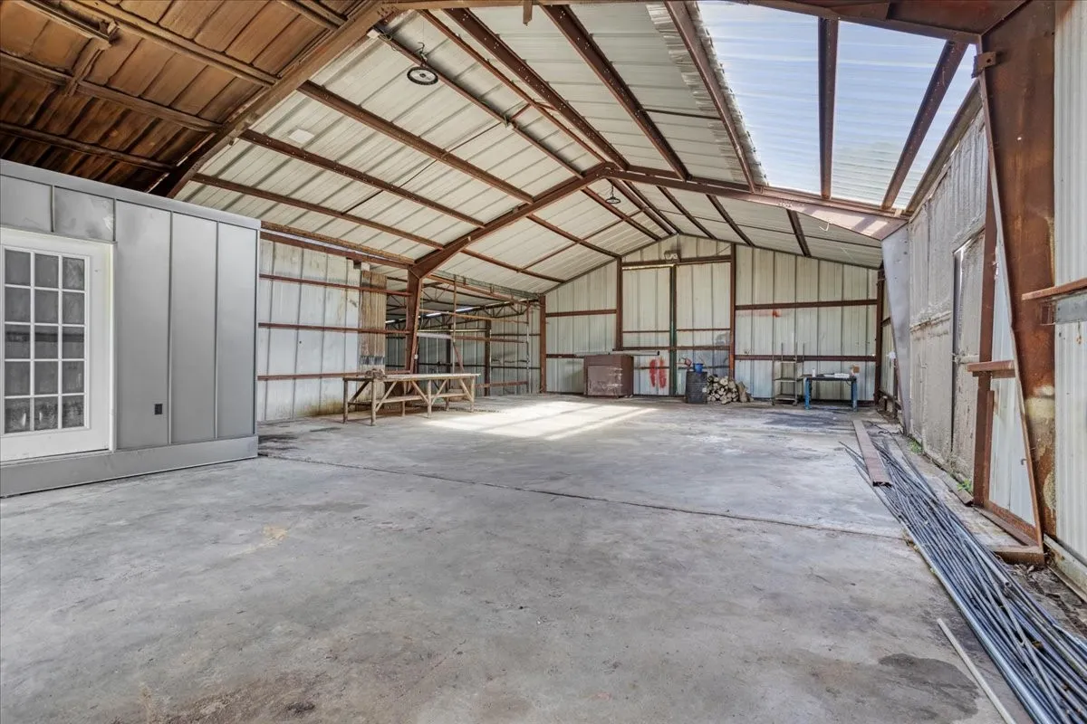 Single Family Residence For Sale in Fannin County , 402 W Sam Rayburn Road, Ector, Texas 75439, 3 Bedrooms, 2 Bathrooms, Garage spaces, 1,206 Sqft, built in 1940, Price $469,000, mls#21218219, Real Estate Agent in Ector, Homes For Sale in Fannin county, Homes For Sale in Ector, Realtor in Ector Texas, Real Estate Brokerage Independent Realty Texas, Luminita Cordes Realtor
