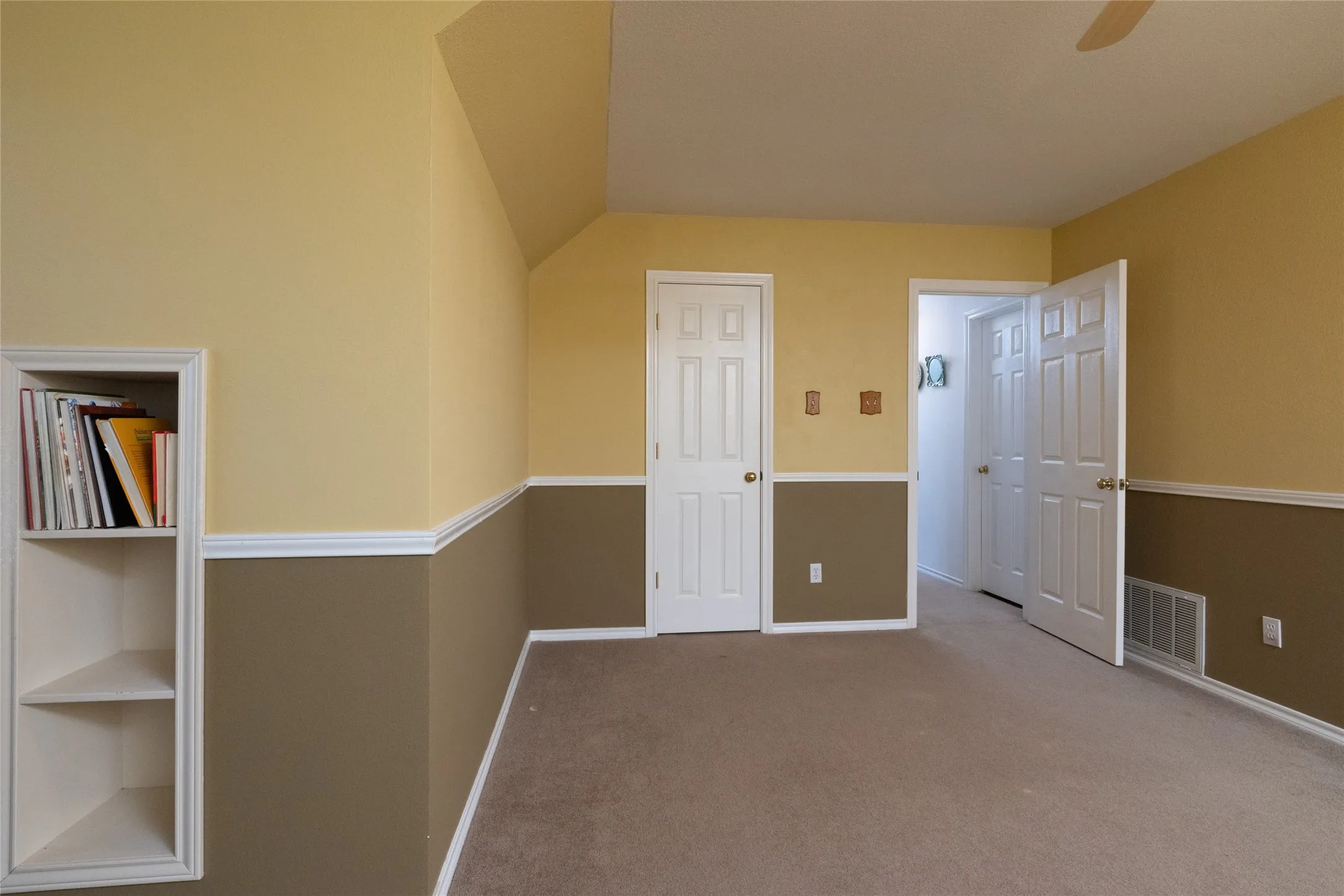 Single Family Residence For Sale in Parker County , 136 Southwinds Drive, Weatherford, Texas 76087, 4 Bedroom, 3 Bathroom, 2 Garage spaces, 2,208 Sqft, built in 1993, mls#21214107, Real Estate Agent in Weatherford, Homes For Sale in Parker county, Homes For Sale in Weatherford, Realtor in Weatherford Texas, Real Estate Brokerage Independent Realty Texas, Luminita Cordes Realtor