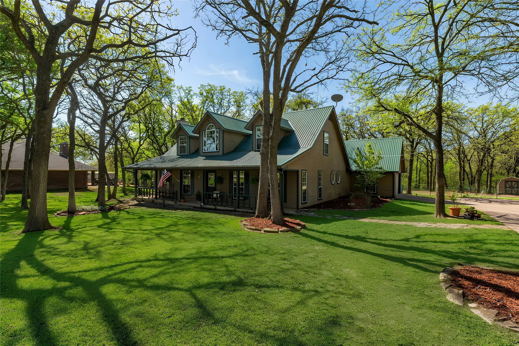 Single Family Residence For Sale in Parker County , 136 Southwinds Drive, Weatherford, Texas 76087, 4 Bedroom, 3 Bathroom, 2 Garage spaces, 2,208 Sqft, built in 1993, mls#21214107, Real Estate Agent in Weatherford, Homes For Sale in Parker county, Homes For Sale in Weatherford, Realtor in Weatherford Texas, Real Estate Brokerage Independent Realty Texas, Luminita Cordes Realtor
