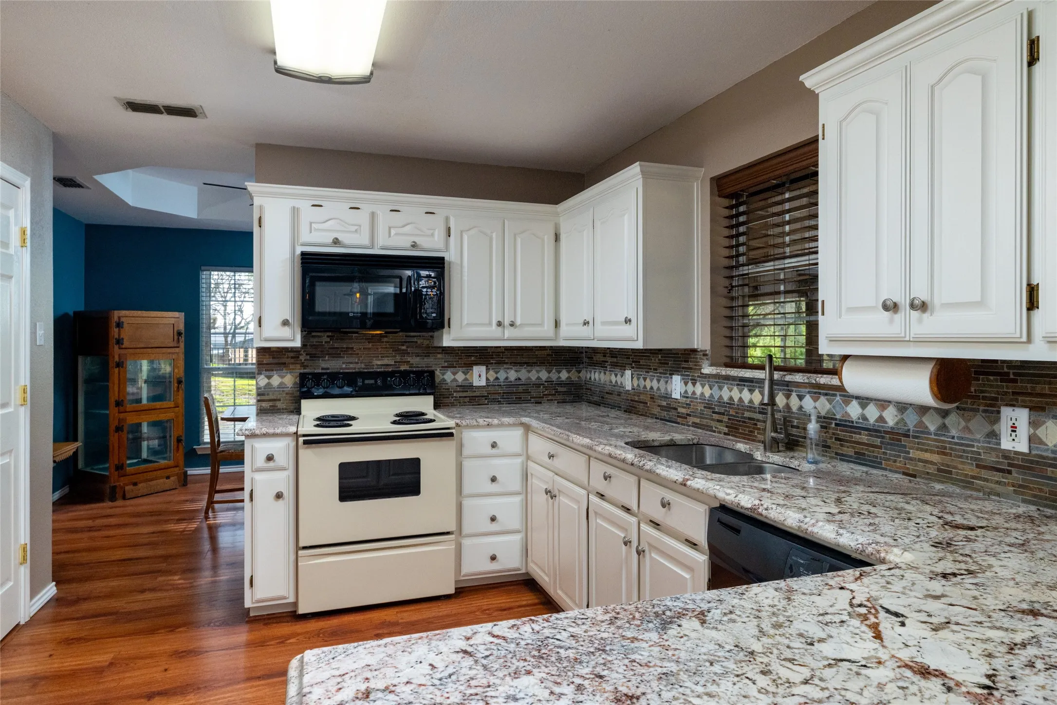 Single Family Residence For Sale in Parker County , 136 Southwinds Drive, Weatherford, Texas 76087, 4 Bedroom, 3 Bathroom, 2 Garage spaces, 2,208 Sqft, built in 1993, mls#21214107, Real Estate Agent in Weatherford, Homes For Sale in Parker county, Homes For Sale in Weatherford, Realtor in Weatherford Texas, Real Estate Brokerage Independent Realty Texas, Luminita Cordes Realtor