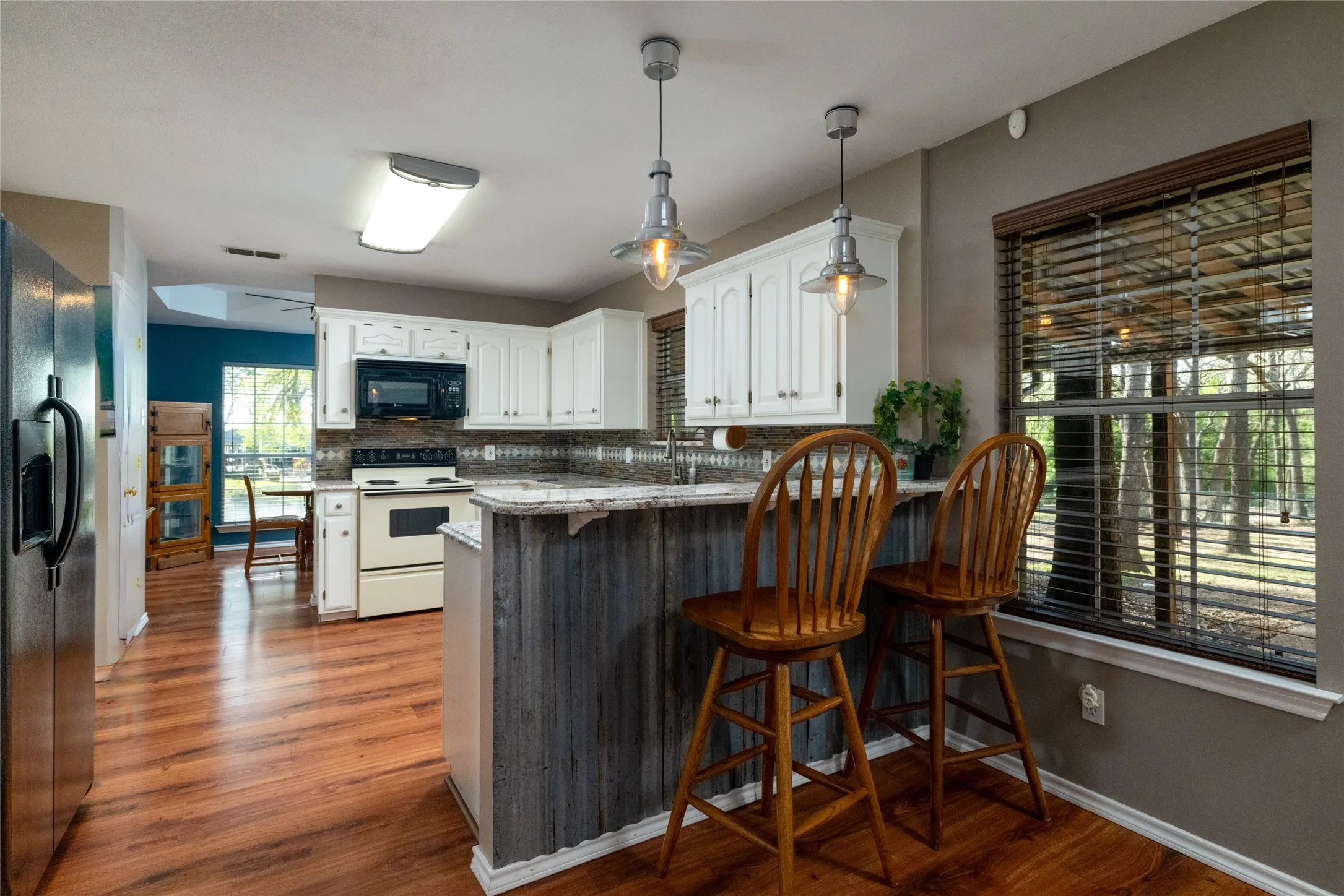 Single Family Residence For Sale in Parker County , 136 Southwinds Drive, Weatherford, Texas 76087, 4 Bedroom, 3 Bathroom, 2 Garage spaces, 2,208 Sqft, built in 1993, mls#21214107, Real Estate Agent in Weatherford, Homes For Sale in Parker county, Homes For Sale in Weatherford, Realtor in Weatherford Texas, Real Estate Brokerage Independent Realty Texas, Luminita Cordes Realtor