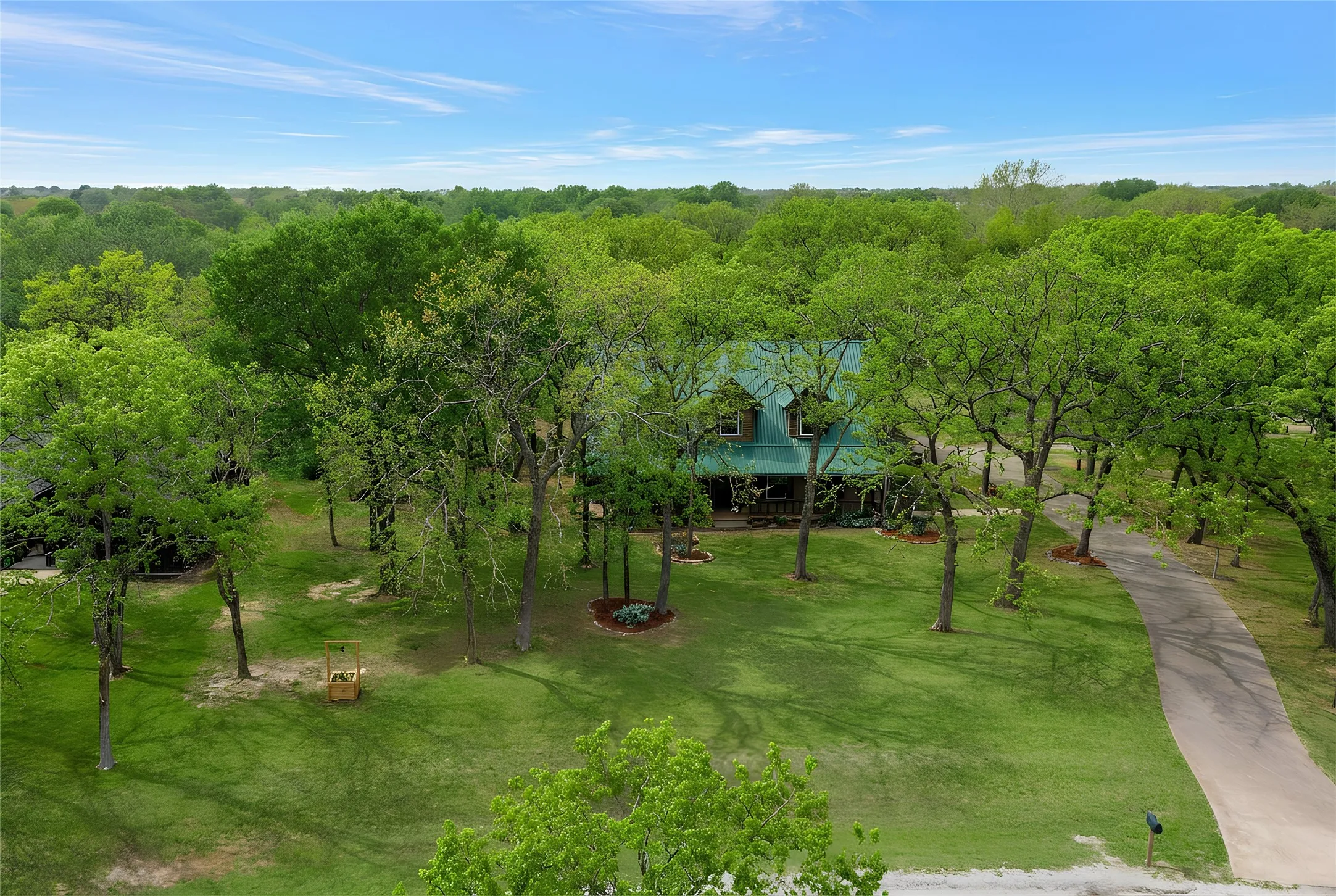 Single Family Residence For Sale in Parker County , 136 Southwinds Drive, Weatherford, Texas 76087, 4 Bedroom, 3 Bathroom, 2 Garage spaces, 2,208 Sqft, built in 1993, mls#21214107, Real Estate Agent in Weatherford, Homes For Sale in Parker county, Homes For Sale in Weatherford, Realtor in Weatherford Texas, Real Estate Brokerage Independent Realty Texas, Luminita Cordes Realtor
