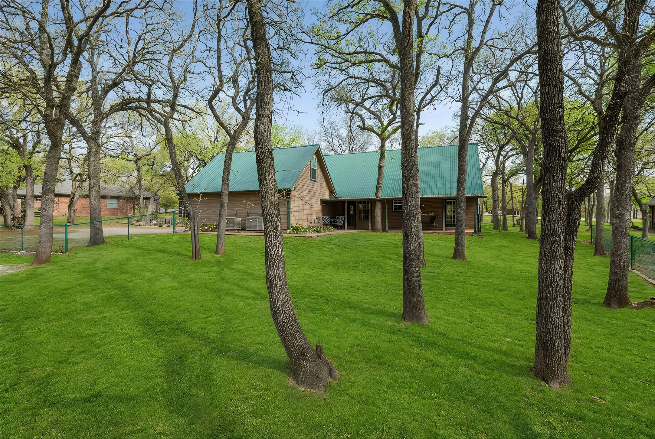 Single Family Residence For Sale in Parker County , 136 Southwinds Drive, Weatherford, Texas 76087, 4 Bedroom, 3 Bathroom, 2 Garage spaces, 2,208 Sqft, built in 1993, mls#21214107, Real Estate Agent in Weatherford, Homes For Sale in Parker county, Homes For Sale in Weatherford, Realtor in Weatherford Texas, Real Estate Brokerage Independent Realty Texas, Luminita Cordes Realtor