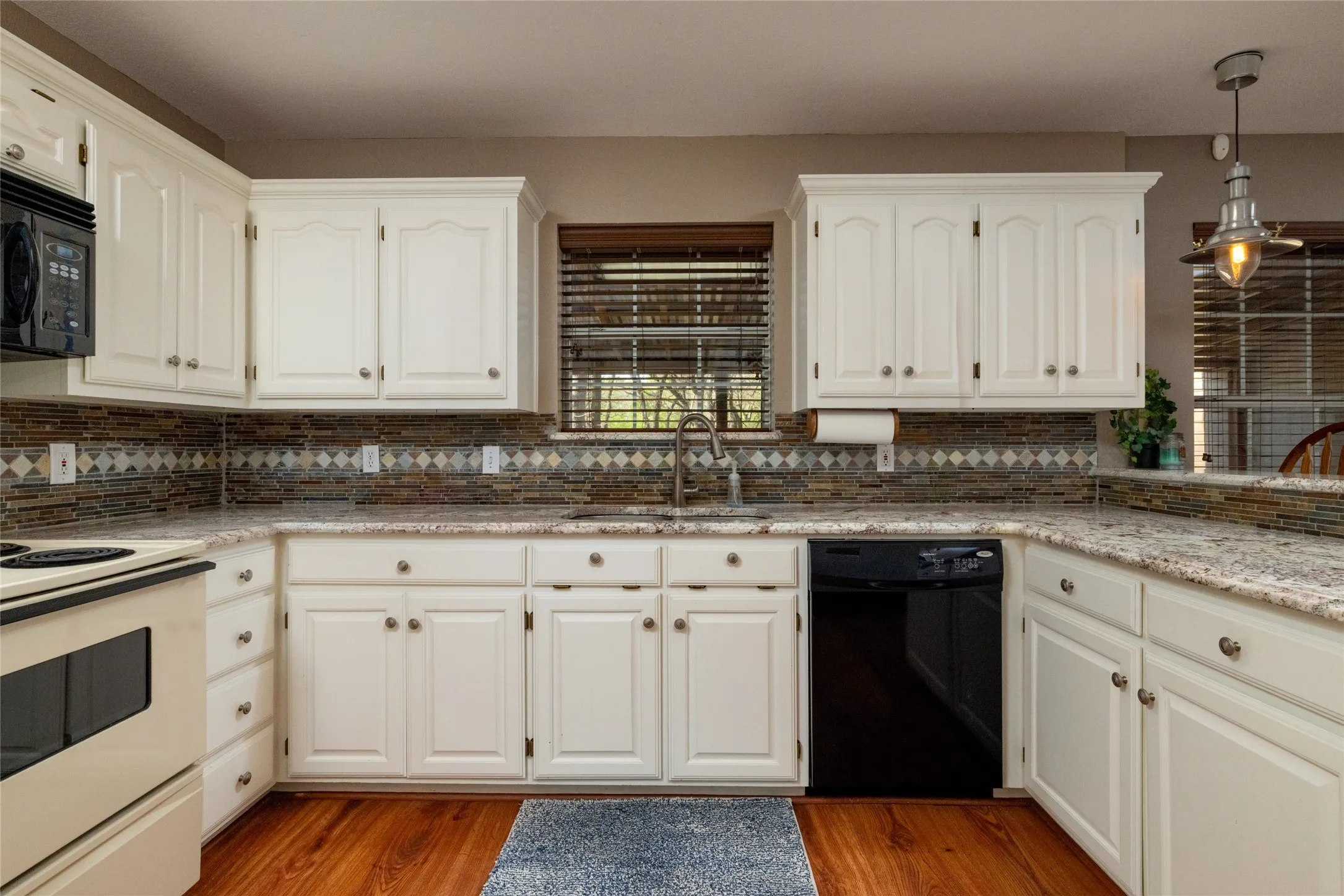Single Family Residence For Sale in Parker County , 136 Southwinds Drive, Weatherford, Texas 76087, 4 Bedroom, 3 Bathroom, 2 Garage spaces, 2,208 Sqft, built in 1993, mls#21214107, Real Estate Agent in Weatherford, Homes For Sale in Parker county, Homes For Sale in Weatherford, Realtor in Weatherford Texas, Real Estate Brokerage Independent Realty Texas, Luminita Cordes Realtor
