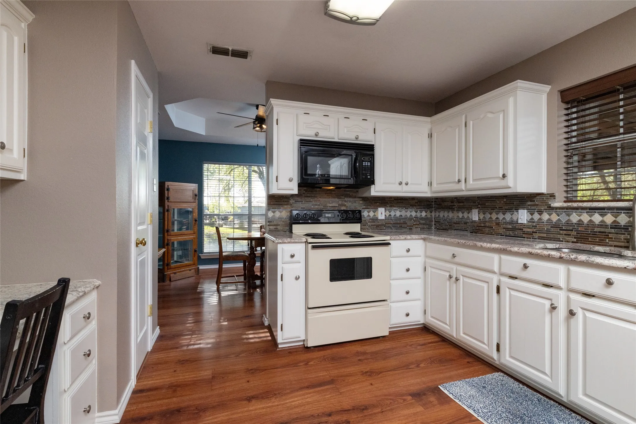 Single Family Residence For Sale in Parker County , 136 Southwinds Drive, Weatherford, Texas 76087, 4 Bedroom, 3 Bathroom, 2 Garage spaces, 2,208 Sqft, built in 1993, mls#21214107, Real Estate Agent in Weatherford, Homes For Sale in Parker county, Homes For Sale in Weatherford, Realtor in Weatherford Texas, Real Estate Brokerage Independent Realty Texas, Luminita Cordes Realtor