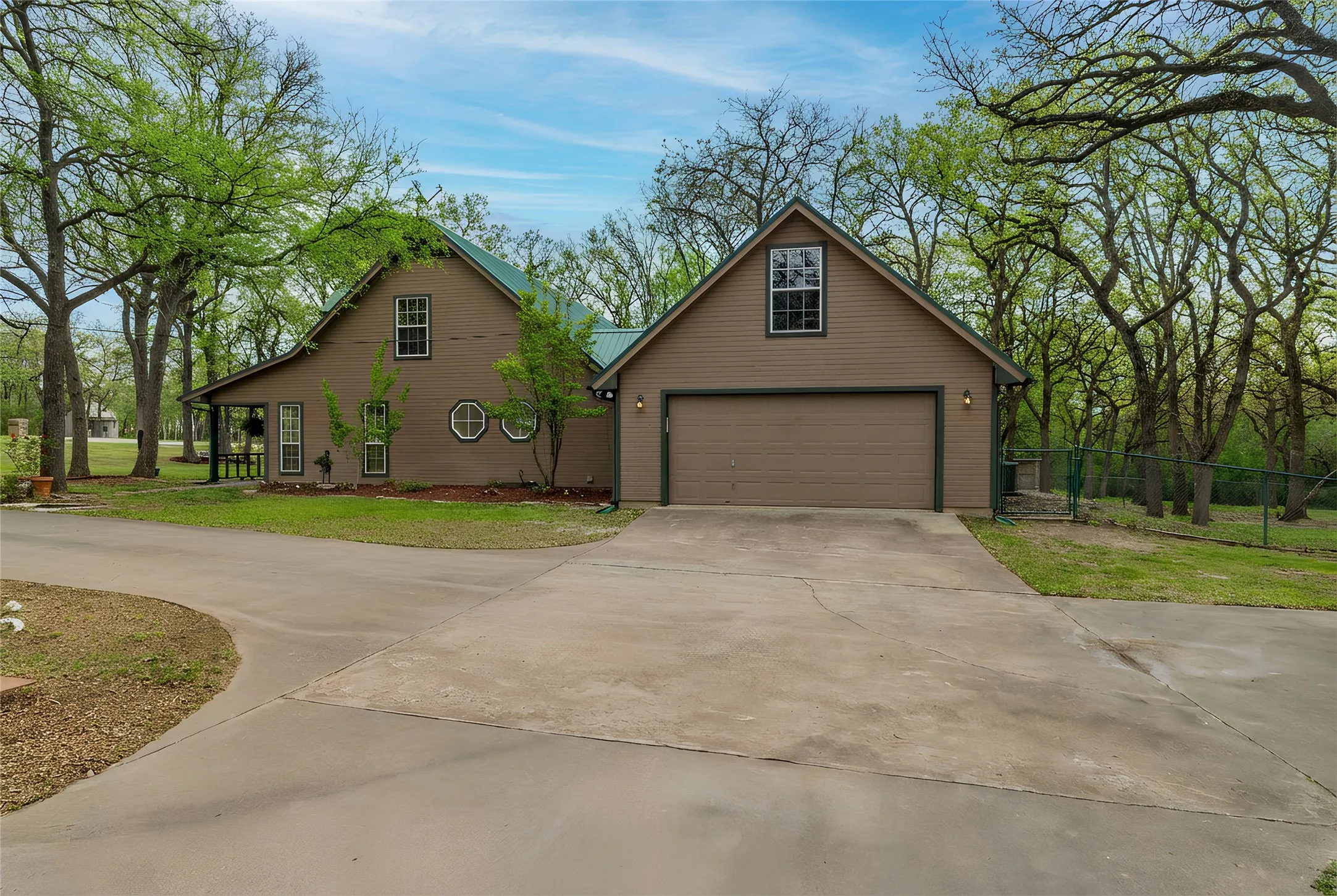 Single Family Residence For Sale in Parker County , 136 Southwinds Drive, Weatherford, Texas 76087, 4 Bedroom, 3 Bathroom, 2 Garage spaces, 2,208 Sqft, built in 1993, mls#21214107, Real Estate Agent in Weatherford, Homes For Sale in Parker county, Homes For Sale in Weatherford, Realtor in Weatherford Texas, Real Estate Brokerage Independent Realty Texas, Luminita Cordes Realtor