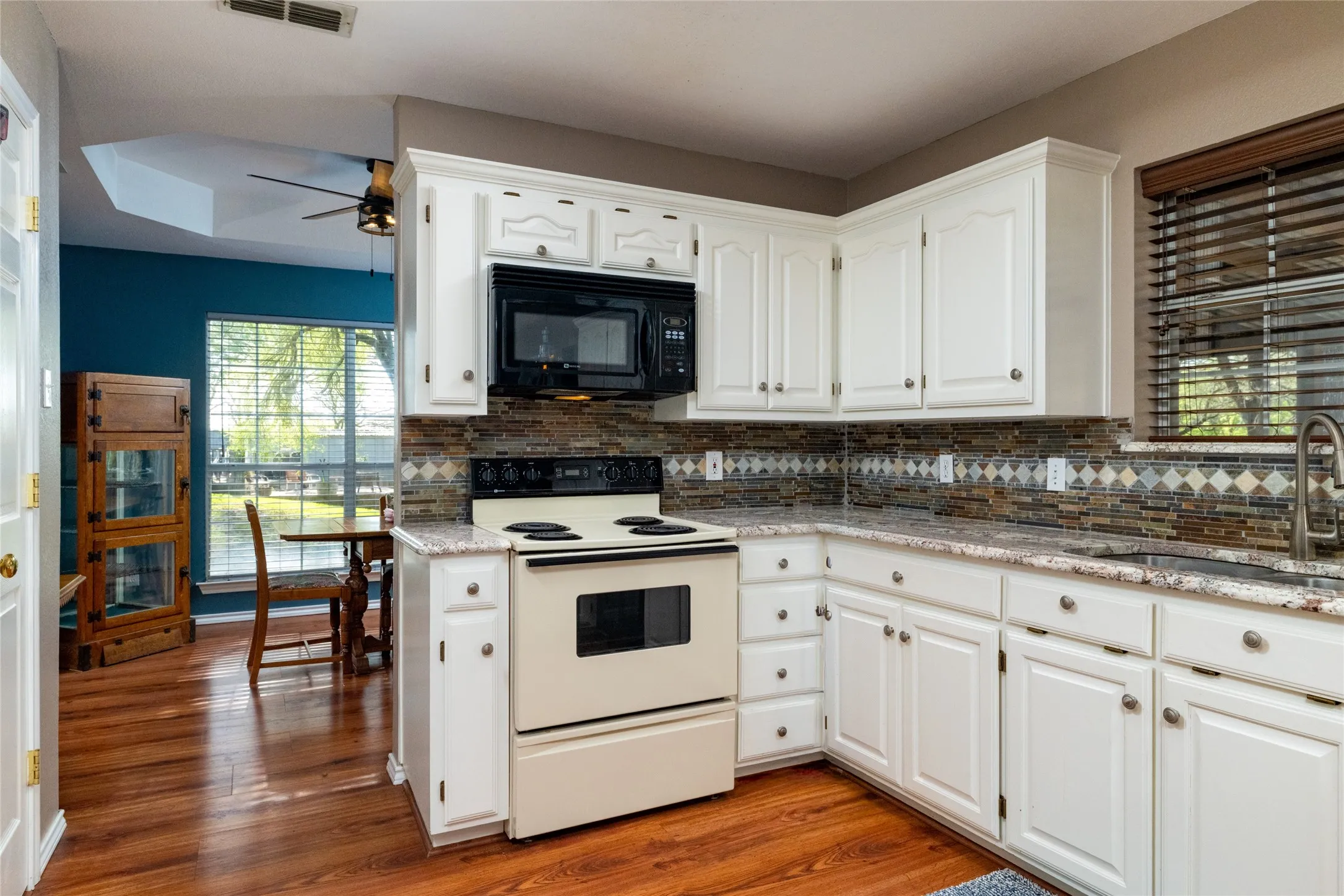 Single Family Residence For Sale in Parker County , 136 Southwinds Drive, Weatherford, Texas 76087, 4 Bedroom, 3 Bathroom, 2 Garage spaces, 2,208 Sqft, built in 1993, mls#21214107, Real Estate Agent in Weatherford, Homes For Sale in Parker county, Homes For Sale in Weatherford, Realtor in Weatherford Texas, Real Estate Brokerage Independent Realty Texas, Luminita Cordes Realtor
