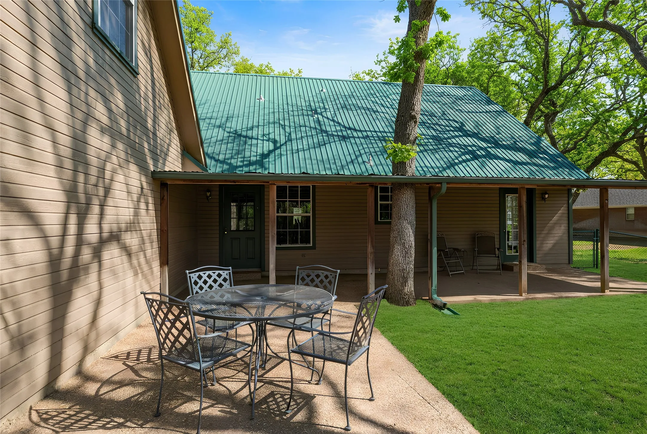 Single Family Residence For Sale in Parker County , 136 Southwinds Drive, Weatherford, Texas 76087, 4 Bedroom, 3 Bathroom, 2 Garage spaces, 2,208 Sqft, built in 1993, mls#21214107, Real Estate Agent in Weatherford, Homes For Sale in Parker county, Homes For Sale in Weatherford, Realtor in Weatherford Texas, Real Estate Brokerage Independent Realty Texas, Luminita Cordes Realtor