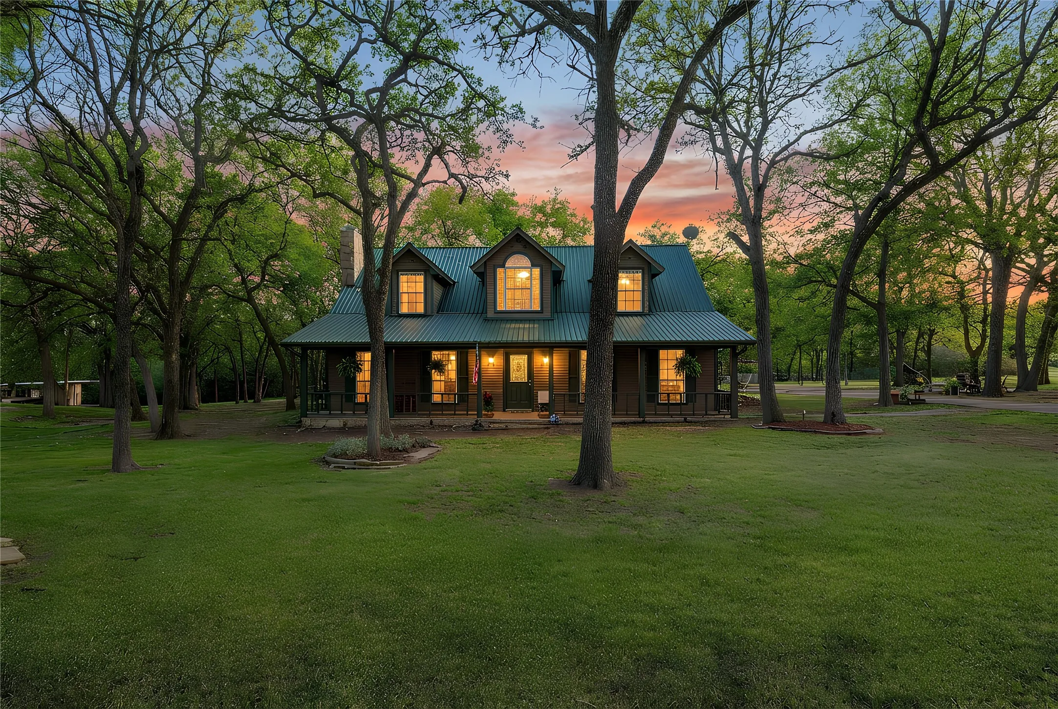 Single Family Residence For Sale in Parker County , 136 Southwinds Drive, Weatherford, Texas 76087, 4 Bedroom, 3 Bathroom, 2 Garage spaces, 2,208 Sqft, built in 1993, mls#21214107, Real Estate Agent in Weatherford, Homes For Sale in Parker county, Homes For Sale in Weatherford, Realtor in Weatherford Texas, Real Estate Brokerage Independent Realty Texas, Luminita Cordes Realtor