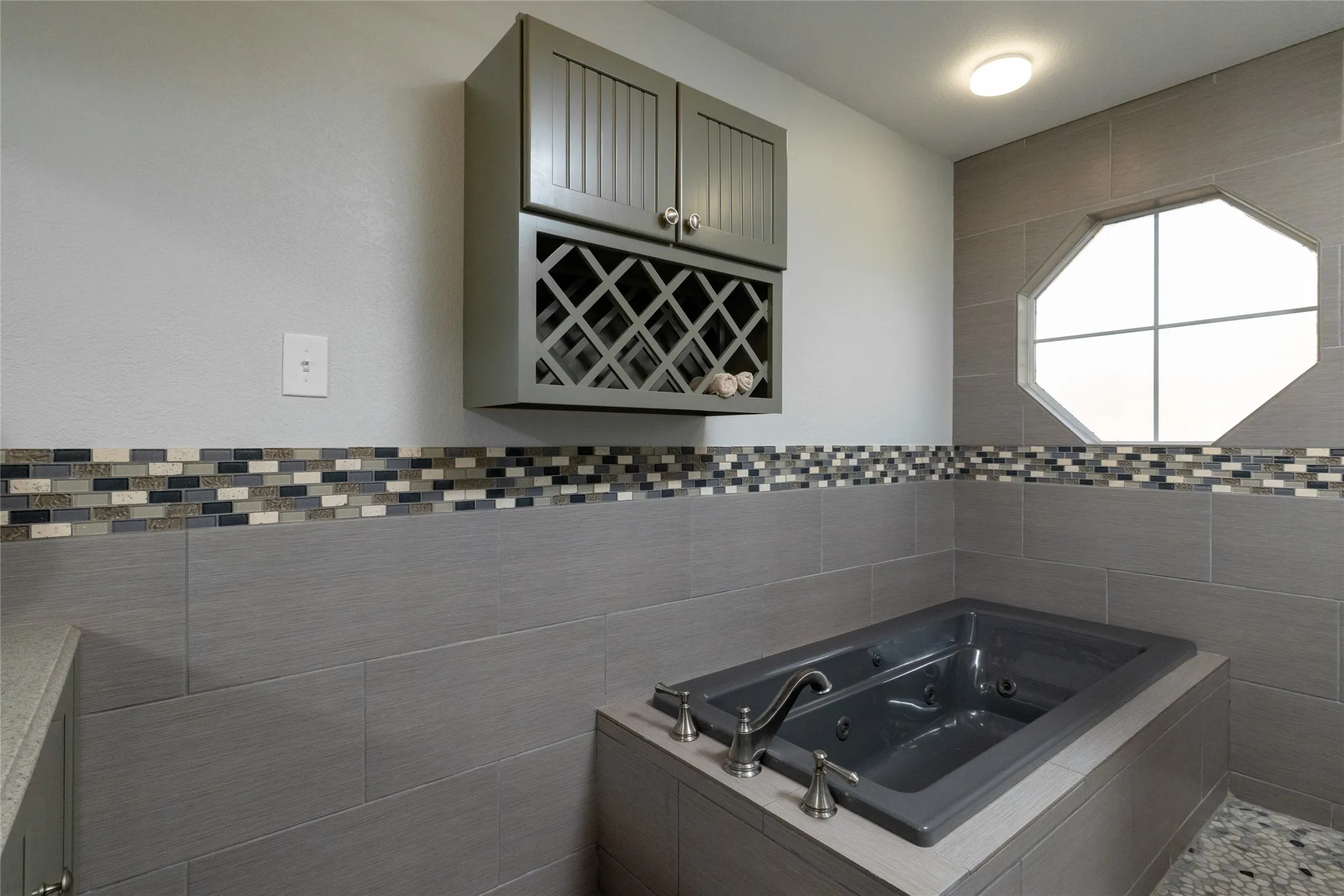 Single Family Residence For Sale in Parker County , 136 Southwinds Drive, Weatherford, Texas 76087, 4 Bedroom, 3 Bathroom, 2 Garage spaces, 2,208 Sqft, built in 1993, mls#21214107, Real Estate Agent in Weatherford, Homes For Sale in Parker county, Homes For Sale in Weatherford, Realtor in Weatherford Texas, Real Estate Brokerage Independent Realty Texas, Luminita Cordes Realtor