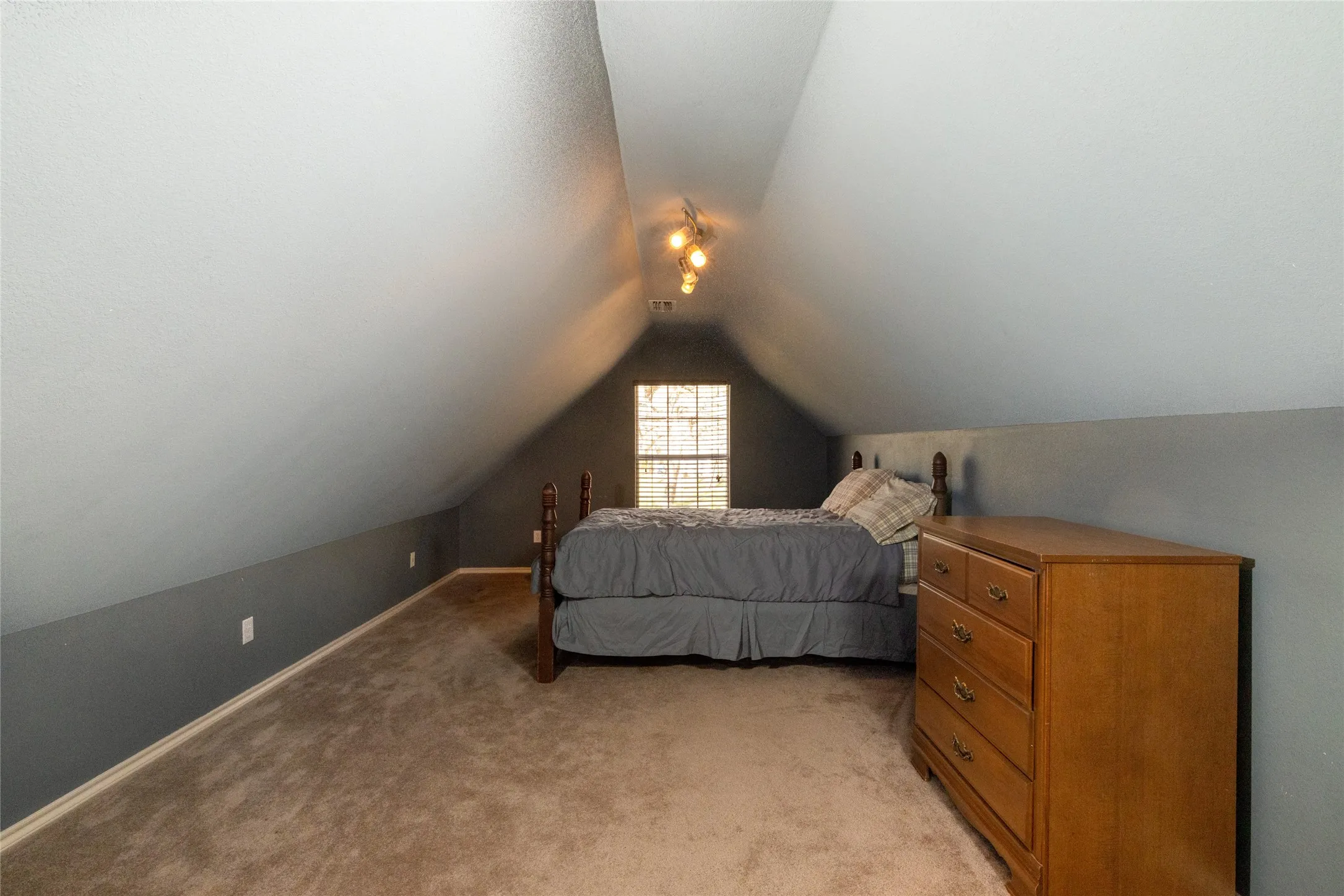 Single Family Residence For Sale in Parker County , 136 Southwinds Drive, Weatherford, Texas 76087, 4 Bedroom, 3 Bathroom, 2 Garage spaces, 2,208 Sqft, built in 1993, mls#21214107, Real Estate Agent in Weatherford, Homes For Sale in Parker county, Homes For Sale in Weatherford, Realtor in Weatherford Texas, Real Estate Brokerage Independent Realty Texas, Luminita Cordes Realtor