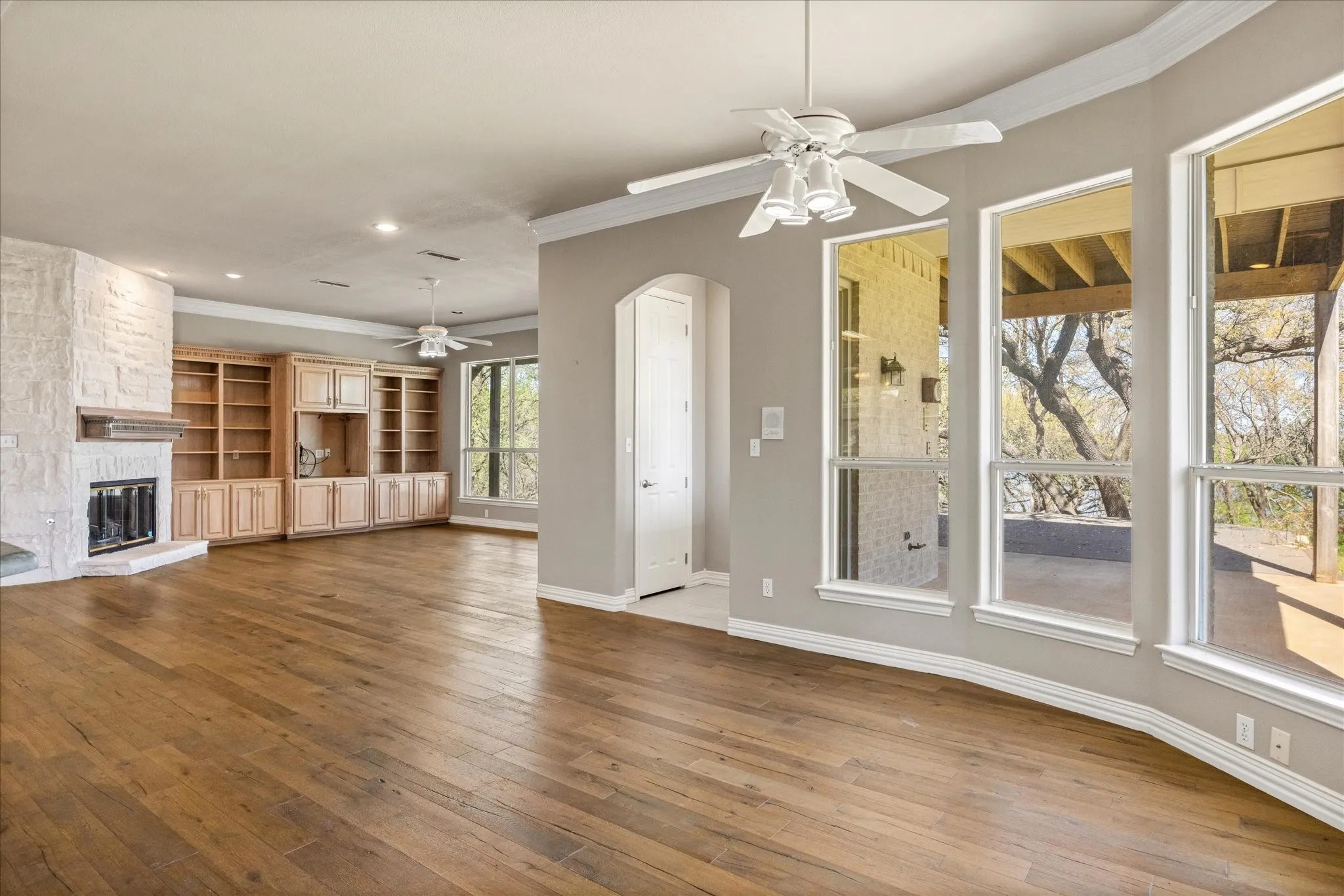 Single Family Residence For Sale in Hood County , 2306 Winton Terrace Court, Granbury, Texas 76048, 5 Bedroom, 5 Bathroom, 5 Garage spaces, 5,489 Sqft, built in 1997, Preowned, mls#21210556, Real Estate Agent in Granbury, Homes For Sale in Hood county, Homes For Sale in Granbury, Realtor in Granbury Texas, Real Estate Brokerage Independent Realty Texas, Luminita Cordes Realtor