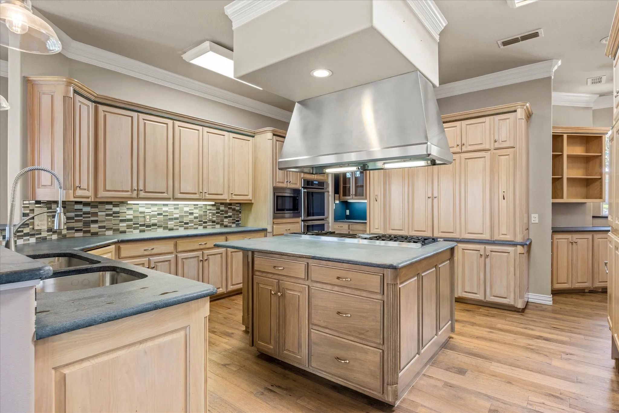 Single Family Residence For Sale in Hood County , 2306 Winton Terrace Court, Granbury, Texas 76048, 5 Bedroom, 5 Bathroom, 5 Garage spaces, 5,489 Sqft, built in 1997, Preowned, mls#21210556, Real Estate Agent in Granbury, Homes For Sale in Hood county, Homes For Sale in Granbury, Realtor in Granbury Texas, Real Estate Brokerage Independent Realty Texas, Luminita Cordes Realtor