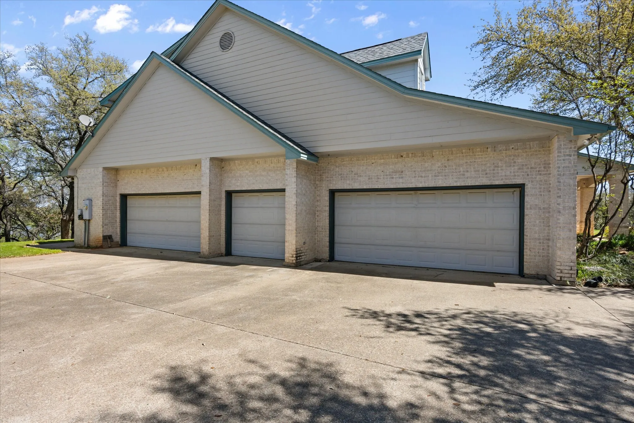 Single Family Residence For Sale in Hood County , 2306 Winton Terrace Court, Granbury, Texas 76048, 5 Bedroom, 5 Bathroom, 5 Garage spaces, 5,489 Sqft, built in 1997, Preowned, mls#21210556, Real Estate Agent in Granbury, Homes For Sale in Hood county, Homes For Sale in Granbury, Realtor in Granbury Texas, Real Estate Brokerage Independent Realty Texas, Luminita Cordes Realtor